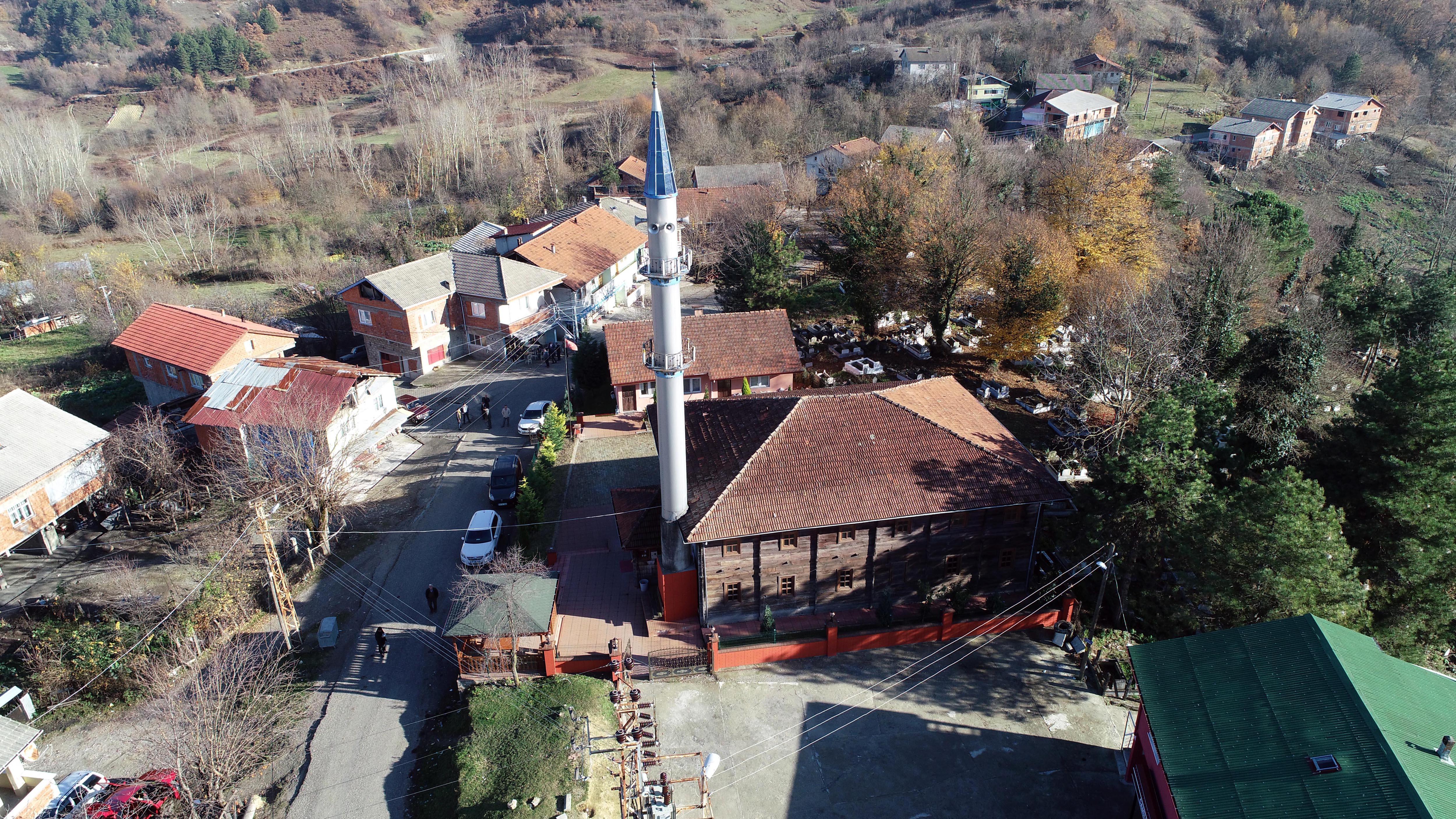 200 yıllık ahşap caminin 3’üncü nesil gönüllü koruyucusu