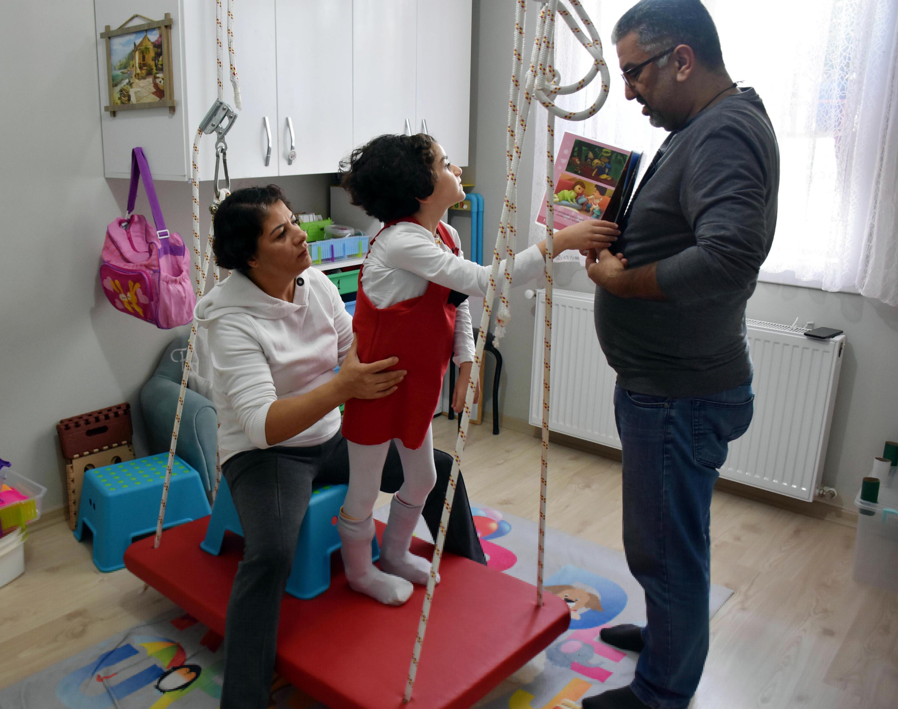 İkinci kattan düşen Feride, hayata tutundu