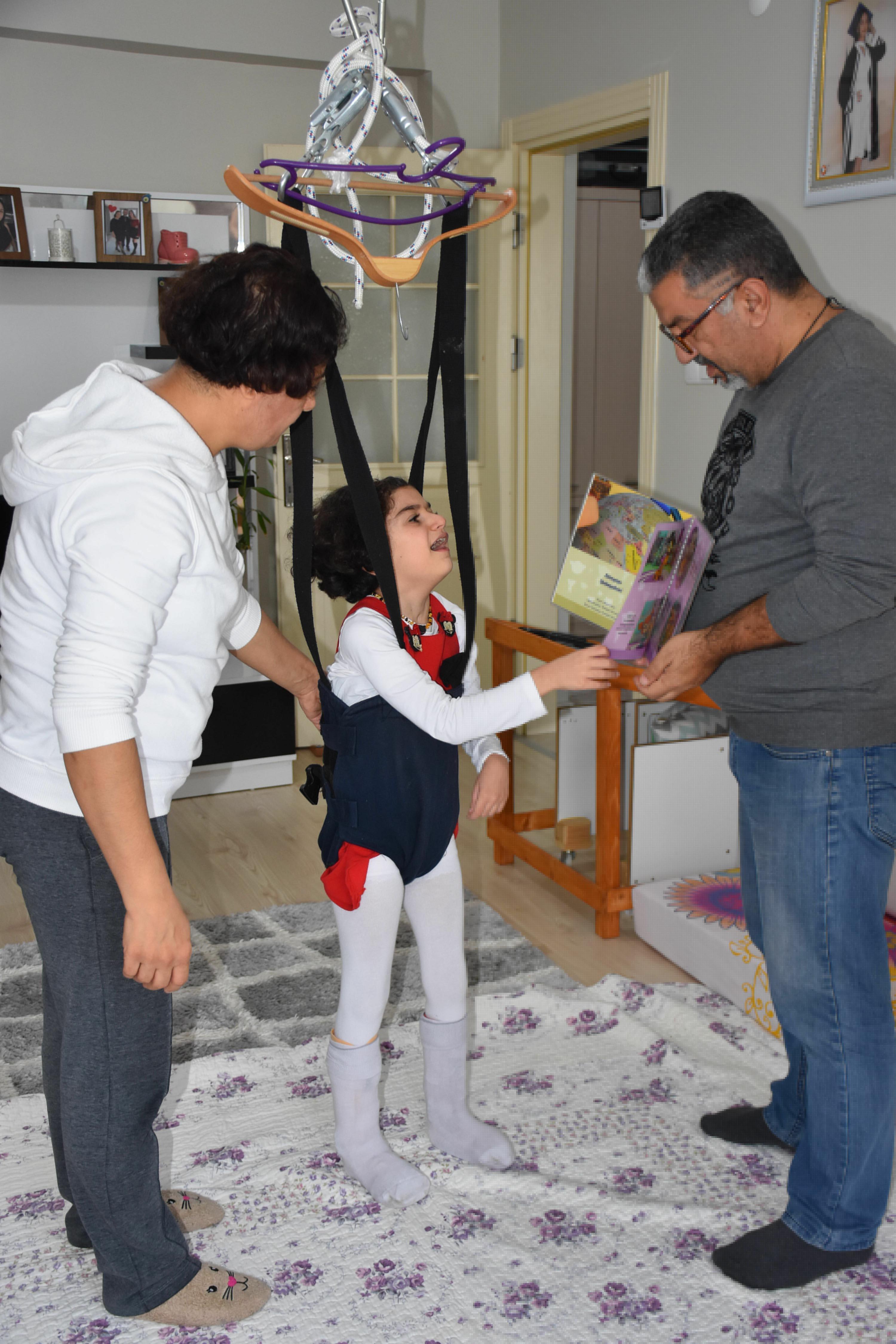 İkinci kattan düşen Feride, hayata tutundu