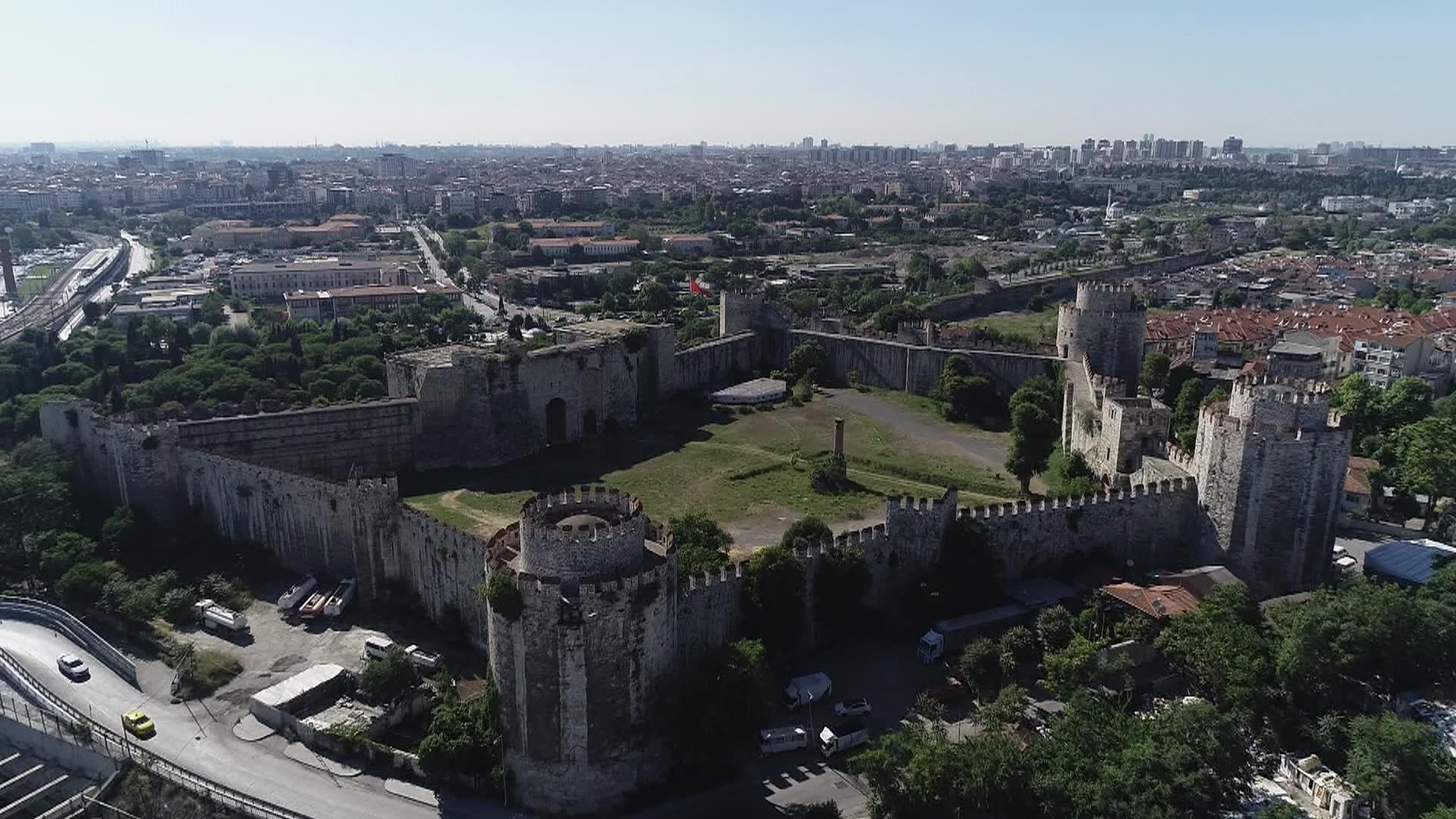 Tarihi surlarda restorasyon tartışması