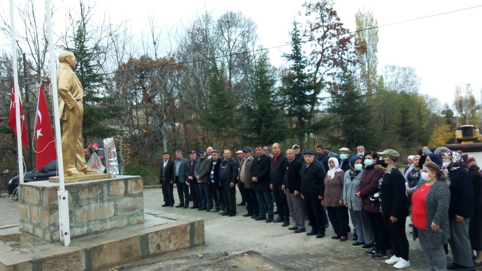 Köylüler, aralarında para toplayıp Atatürk anıtı yaptırdılar