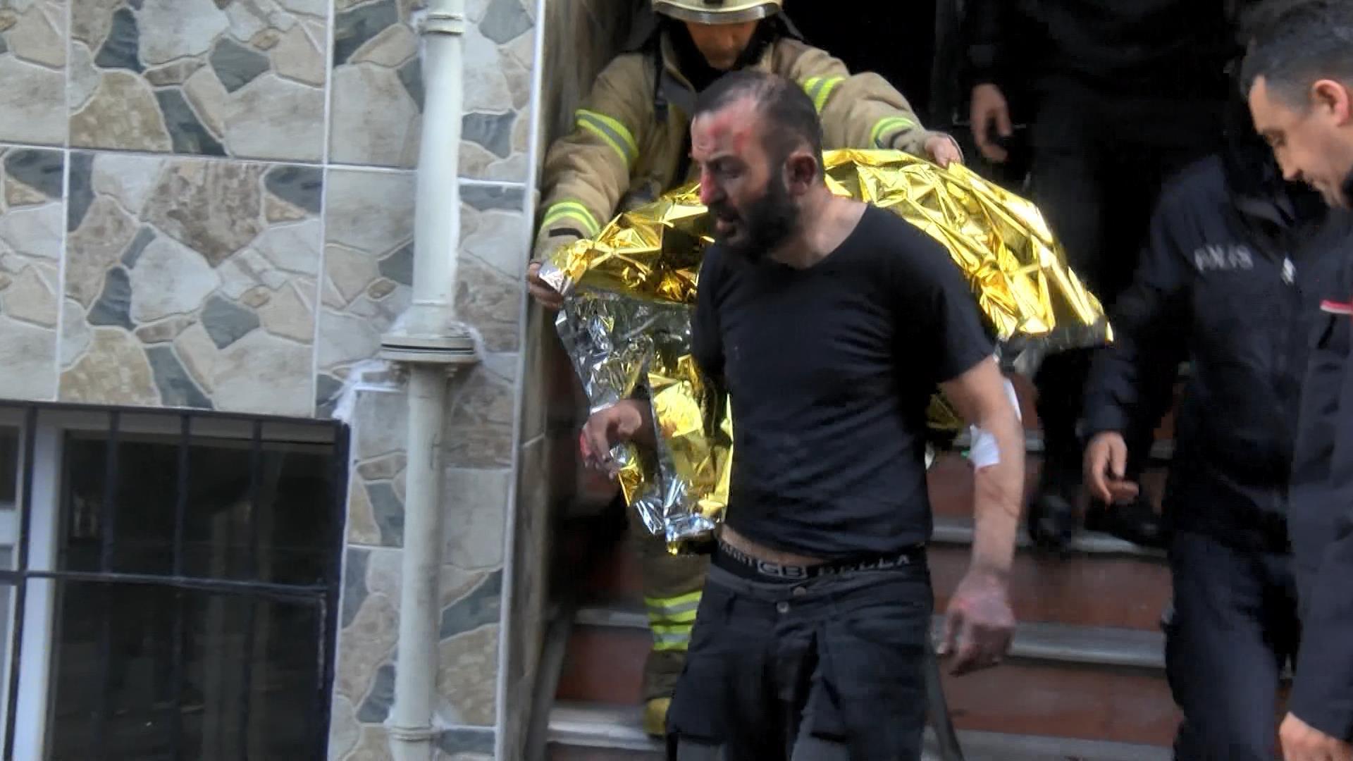 Fatihte yangın; yaralı halde ambulanstan inip yanan evine girdi