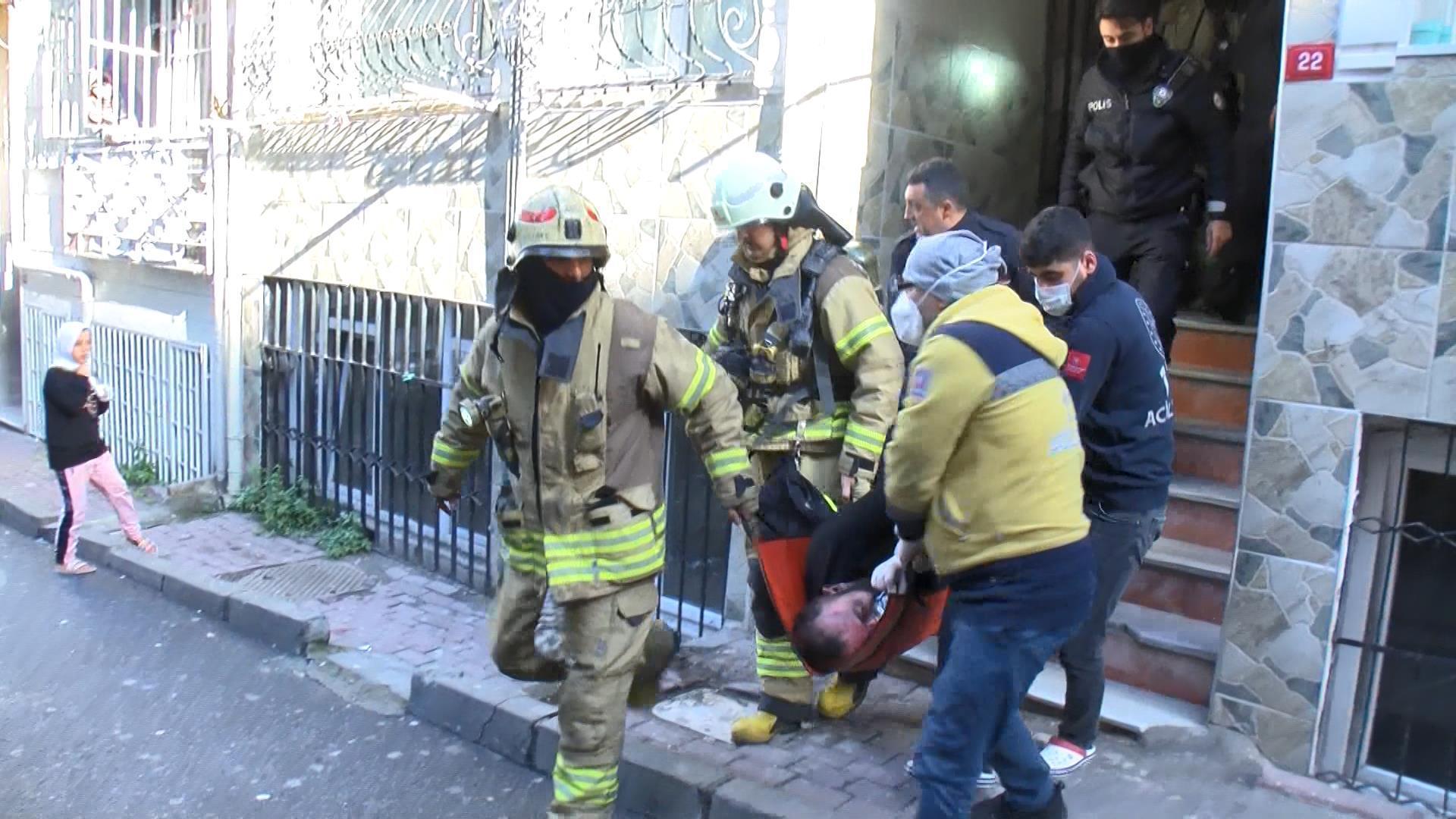 Fatihte yangın; yaralı halde ambulanstan inip yanan evine girdi