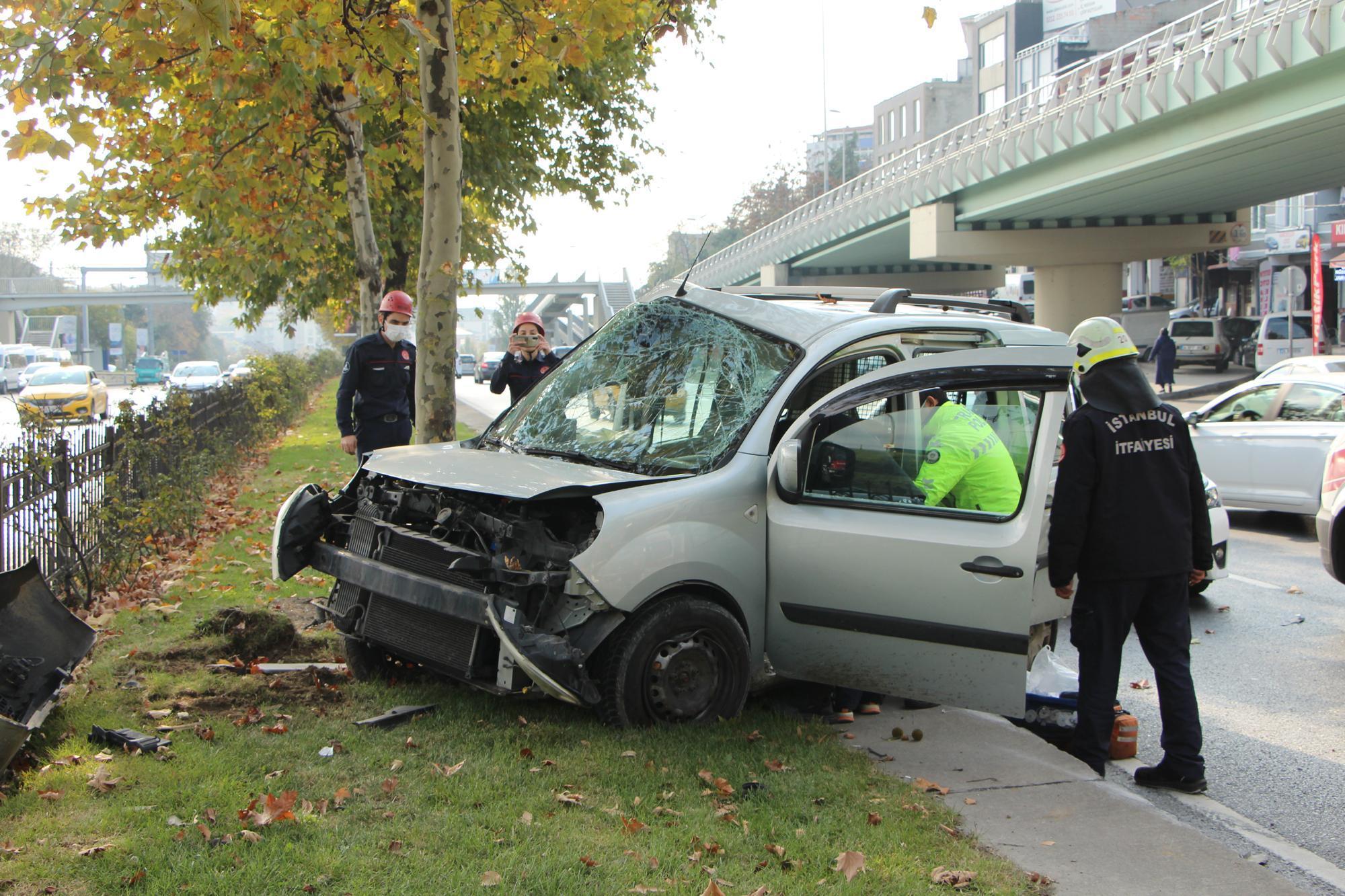 Trafik polisi yaralı sürücüye destek verdi; bir an olsun elini bırakmadı