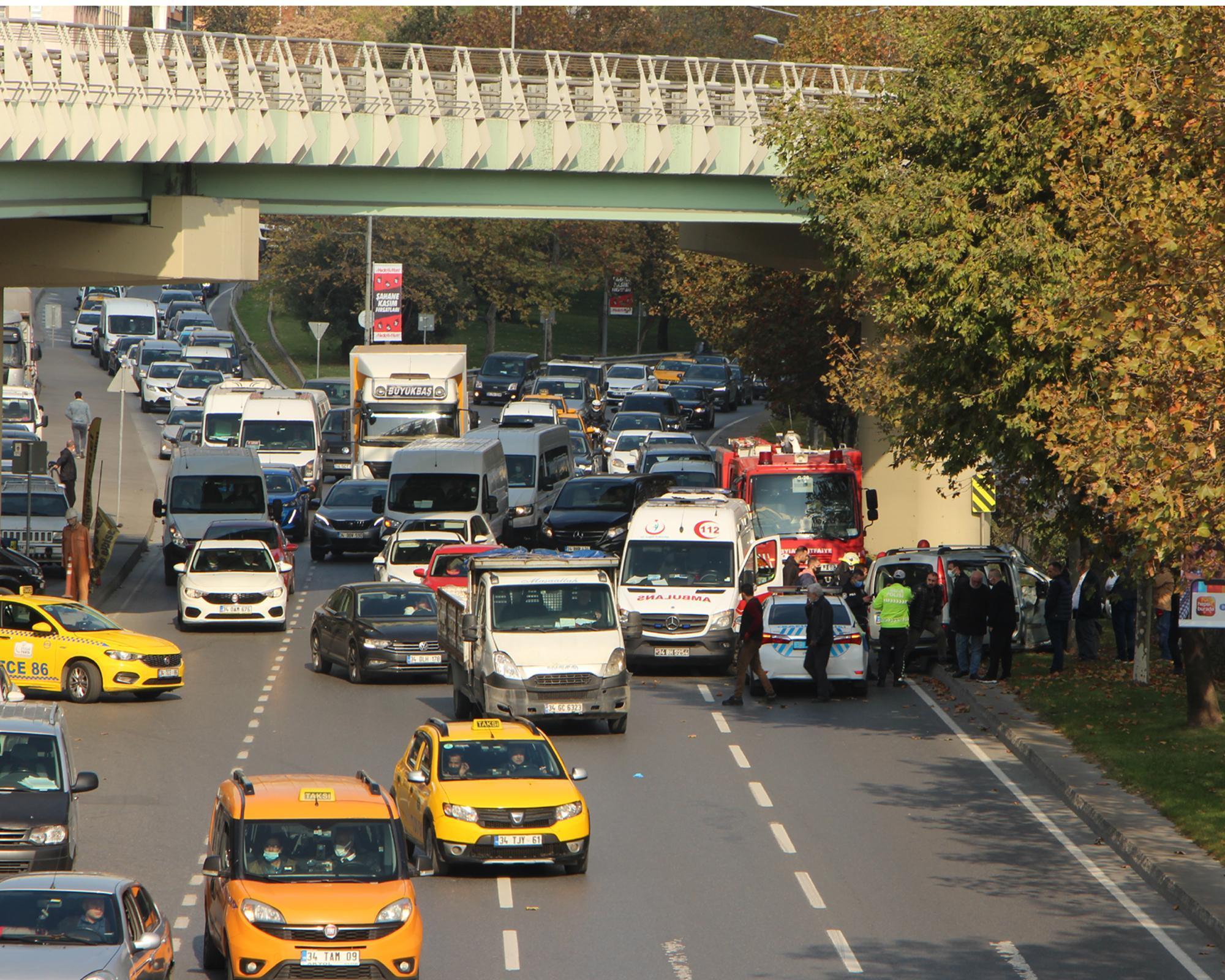 Trafik polisi yaralı sürücüye destek verdi; bir an olsun elini bırakmadı