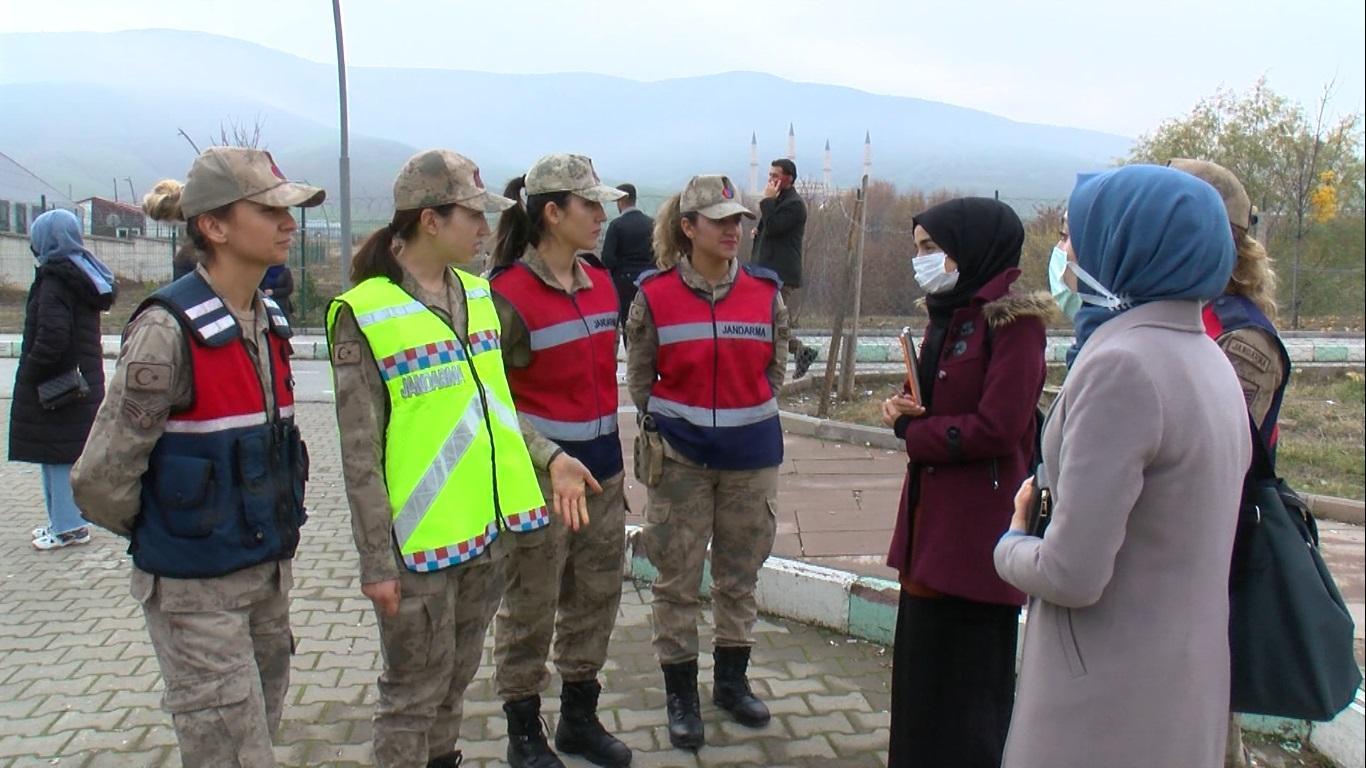 Üniversite öğrencileri kadın jandarmalara emanet