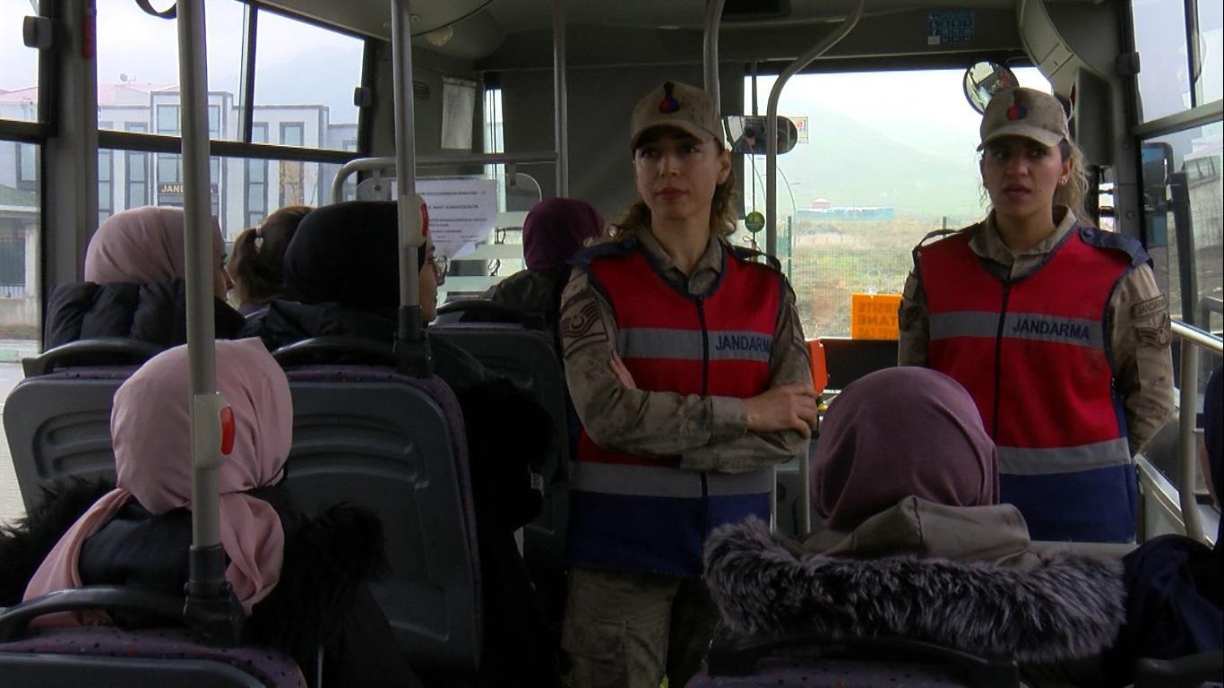 Üniversite öğrencileri kadın jandarmalara emanet