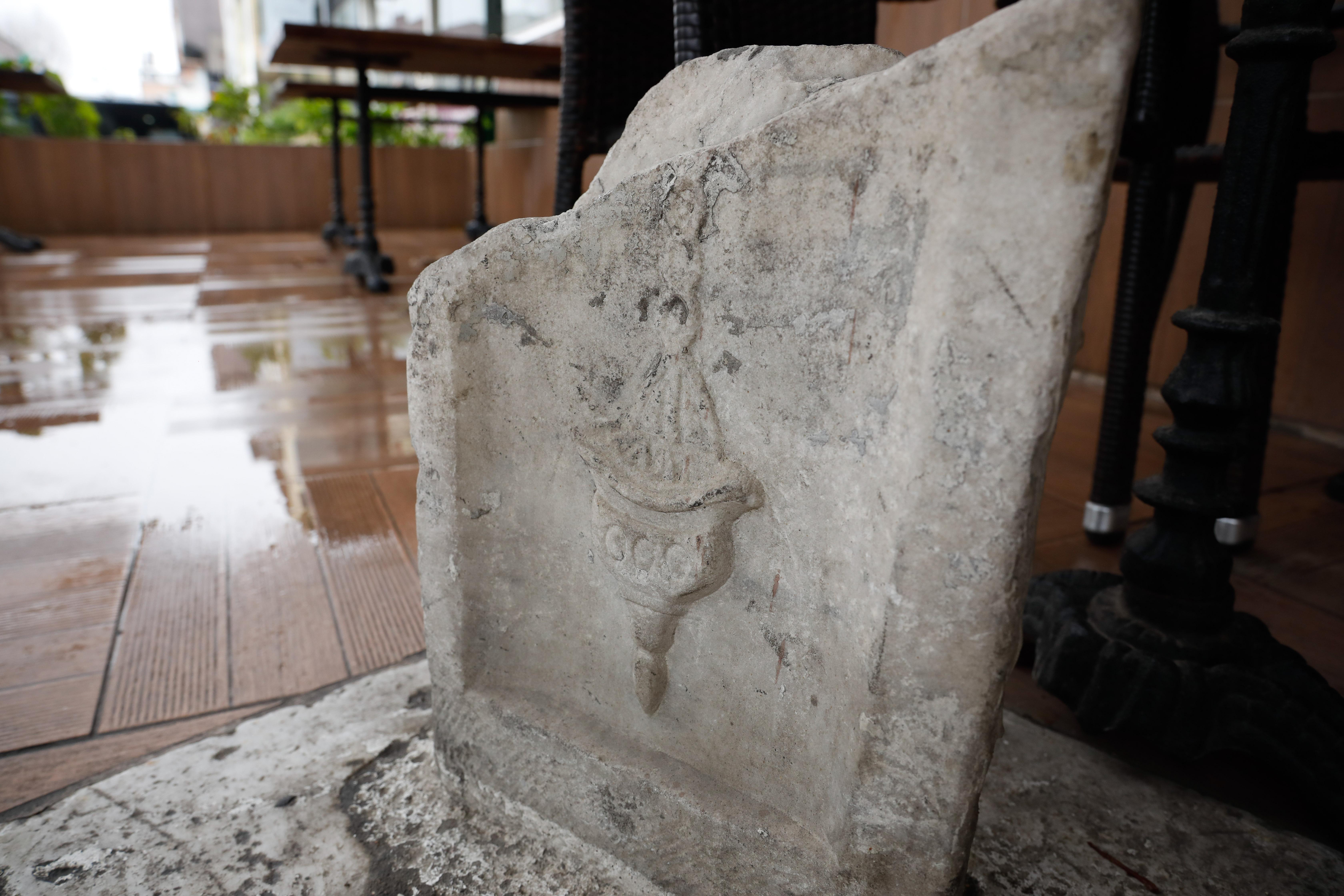 Kebapçıda müşterileri şaşırtan taş