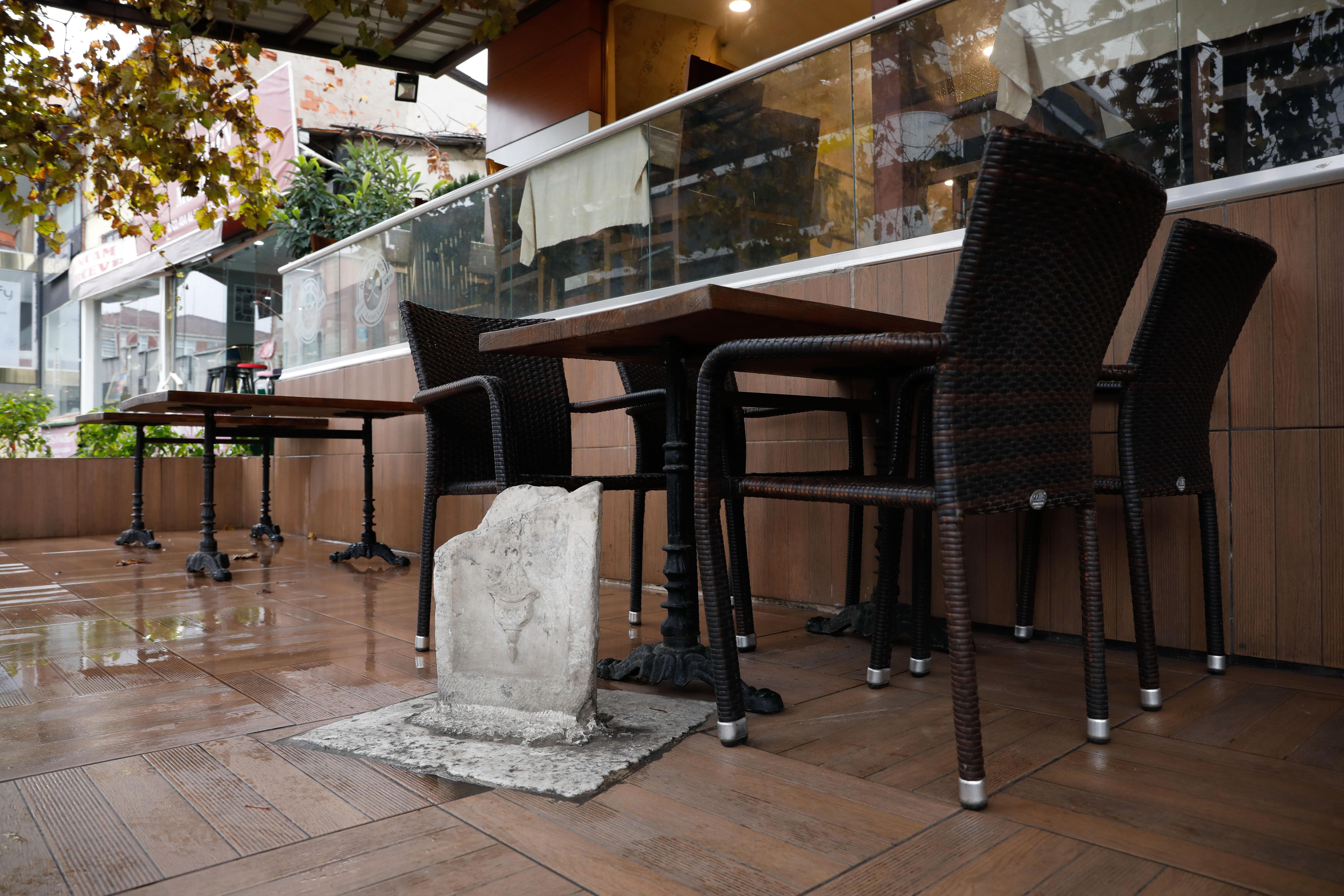 Kebapçıda müşterileri şaşırtan taş