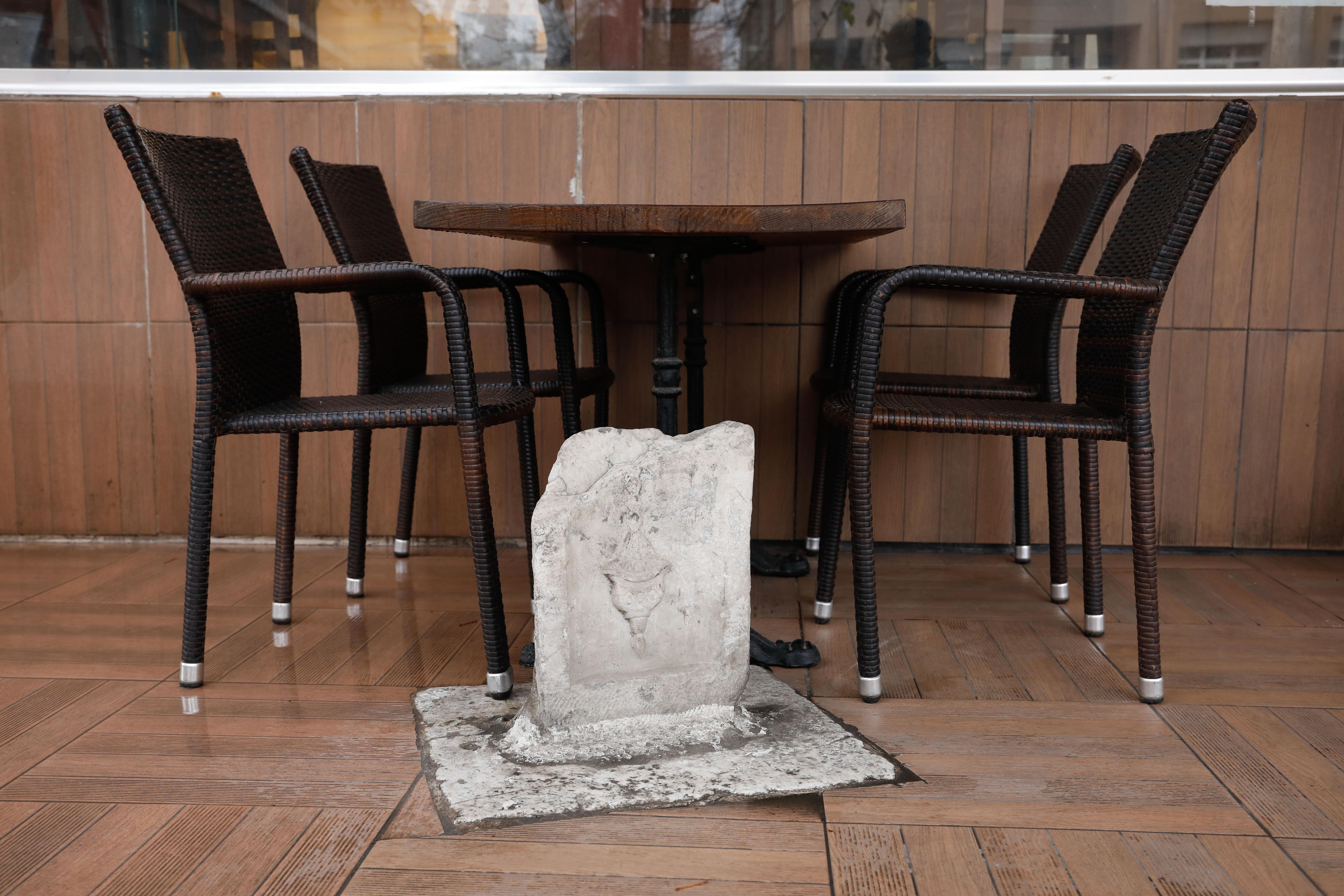 Kebapçıda müşterileri şaşırtan taş