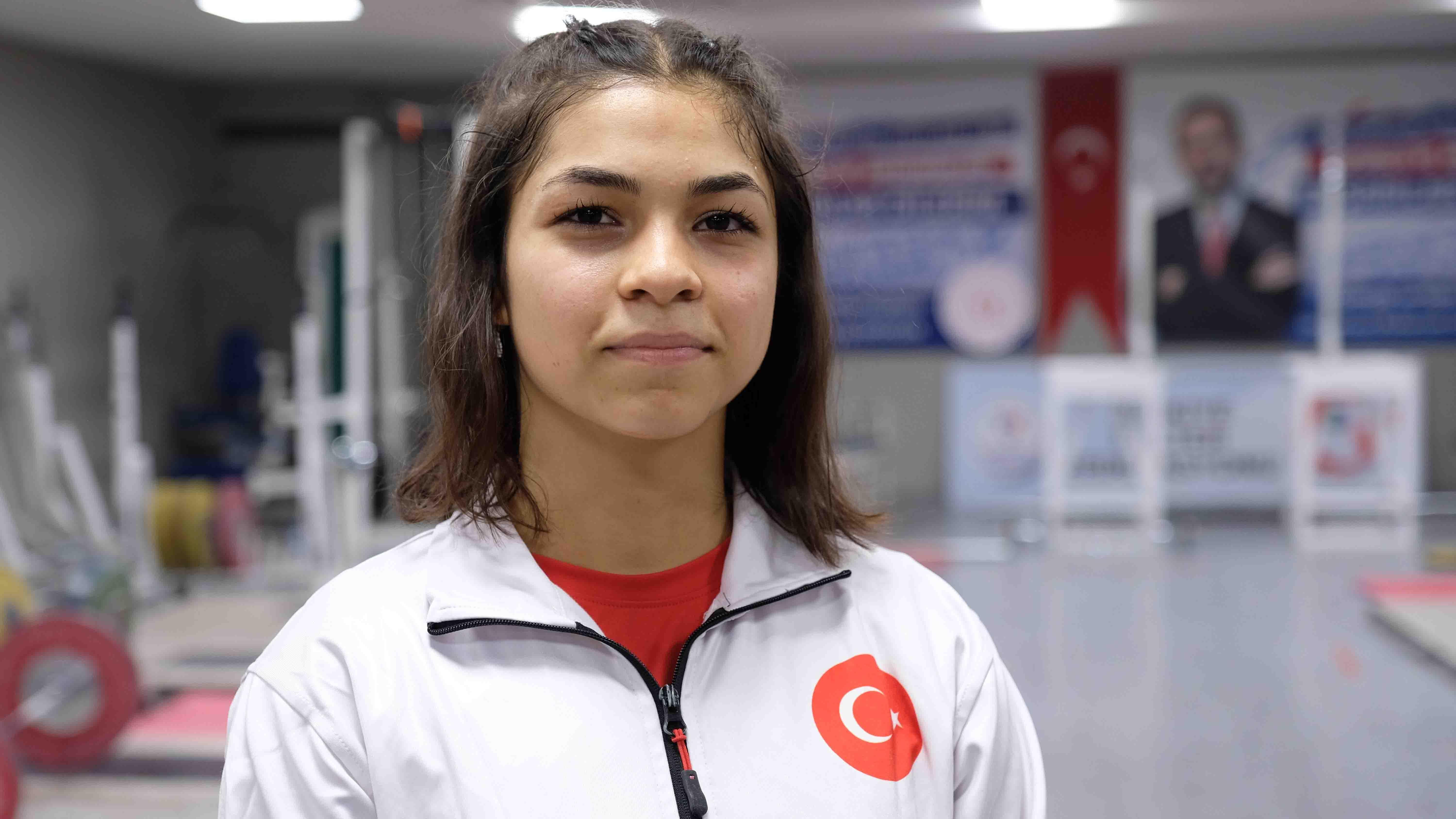 Yüzme öğrenmek için evden çıktı, halter şampiyonu oldu