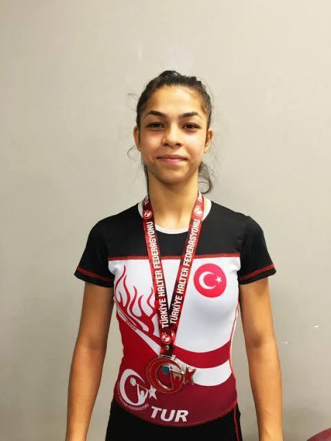 Yüzme öğrenmek için evden çıktı, halter şampiyonu oldu