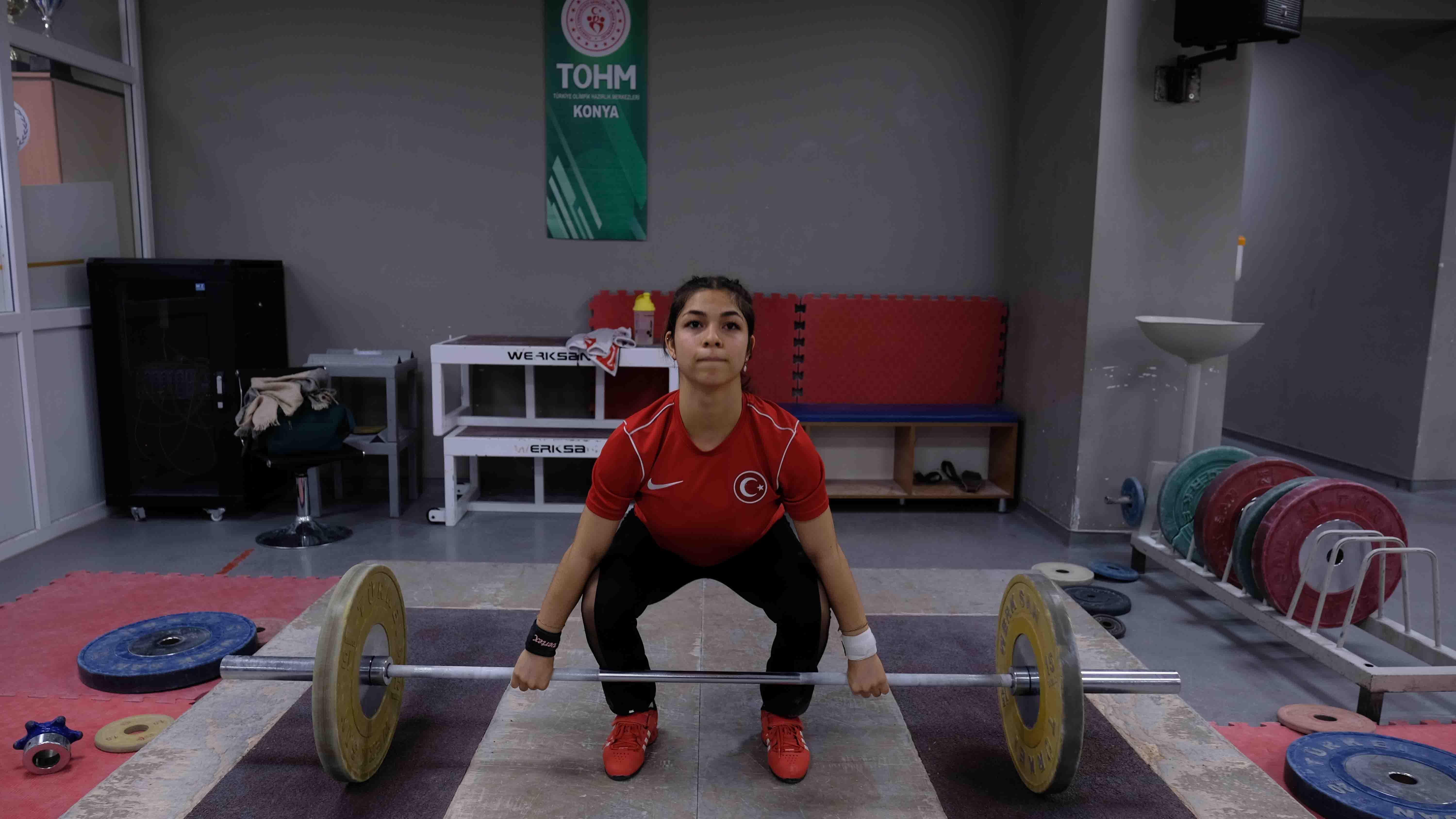 Yüzme öğrenmek için evden çıktı, halter şampiyonu oldu