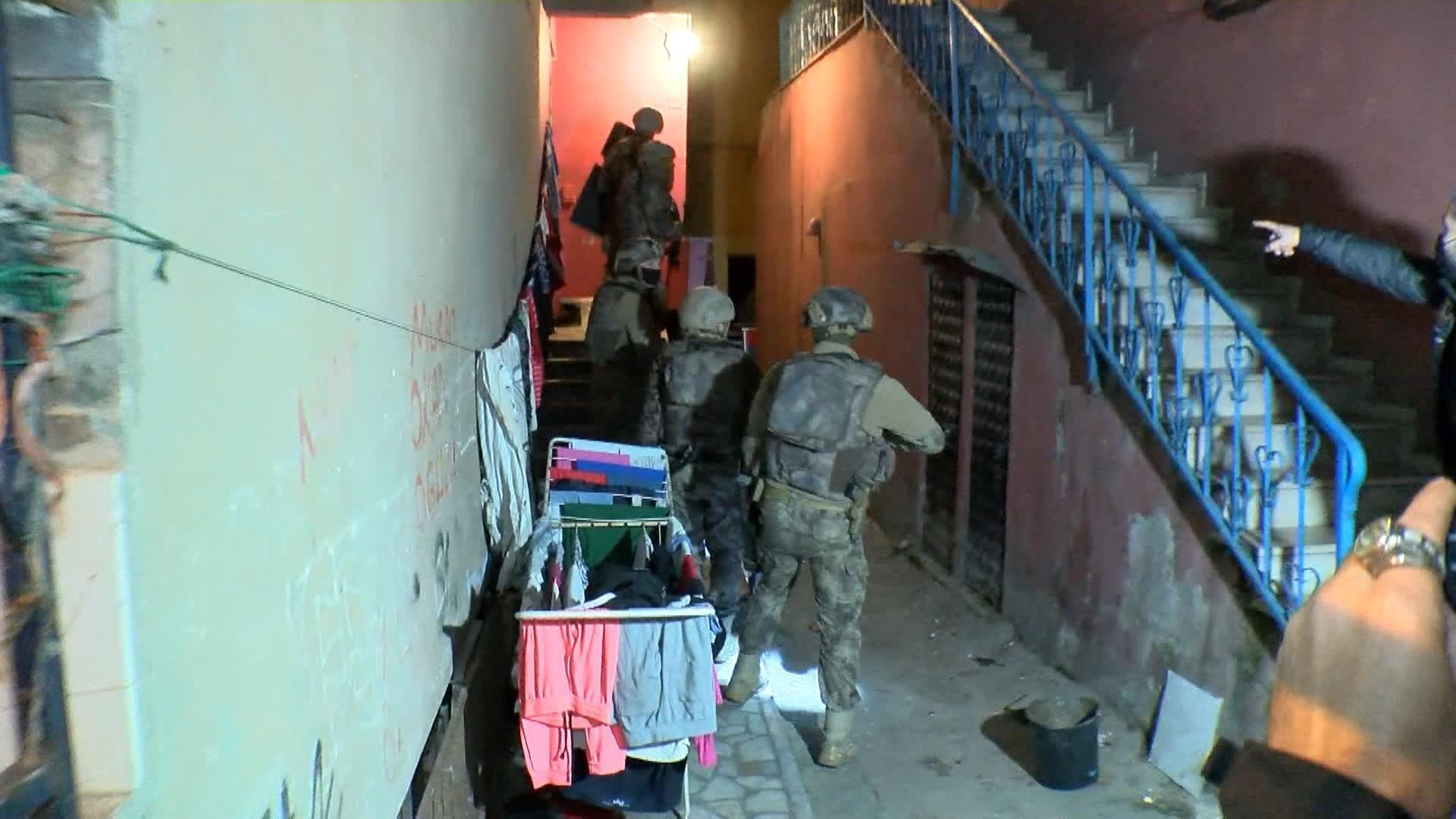 Ataşehir ve Çekmeköyde uyuşturucu satıcılarına yönelik operasyon: Çok sayıda şüpheli gözaltında