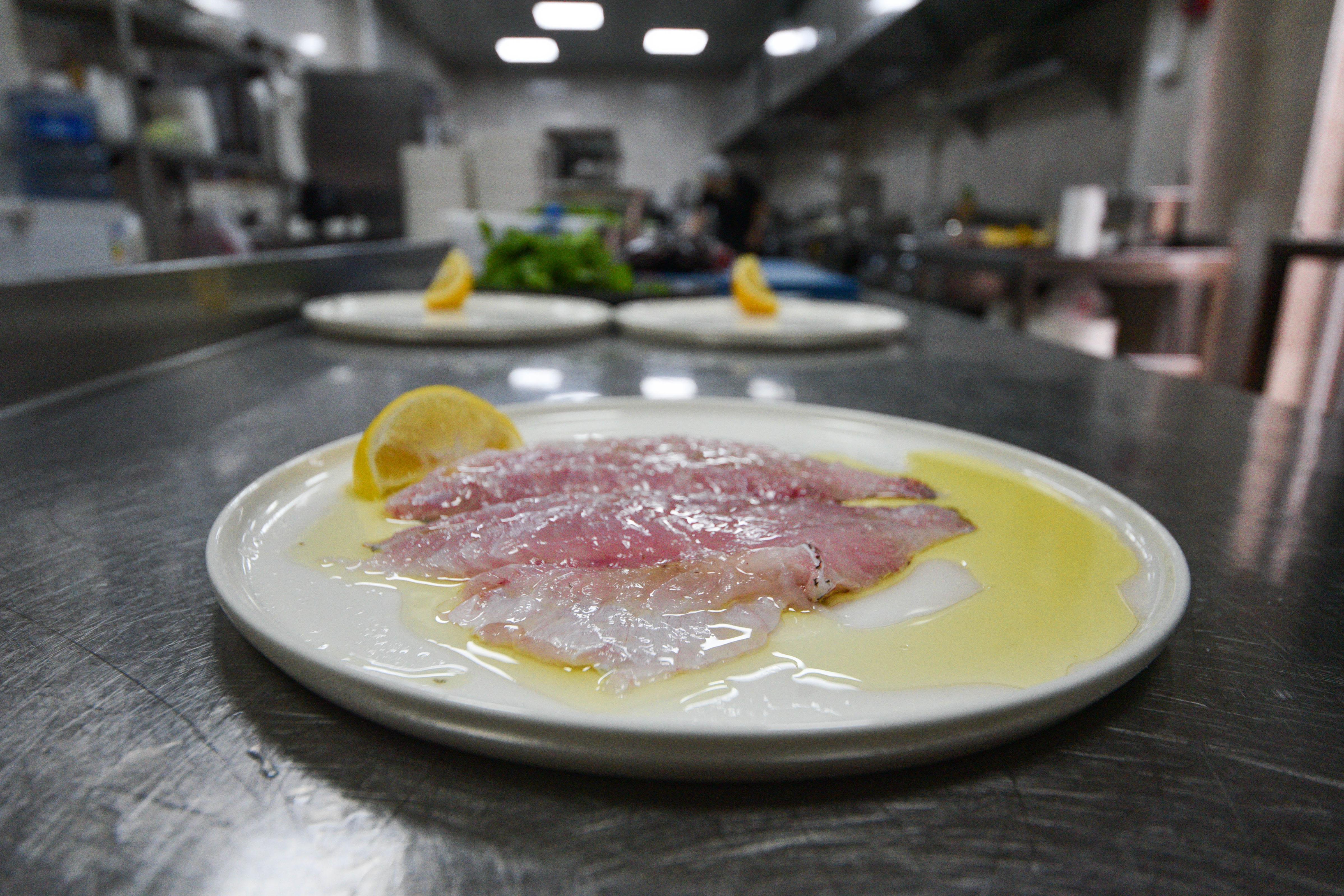 Kilosu 150 lirayı bulan zehirli aslan balığı yok satıyor