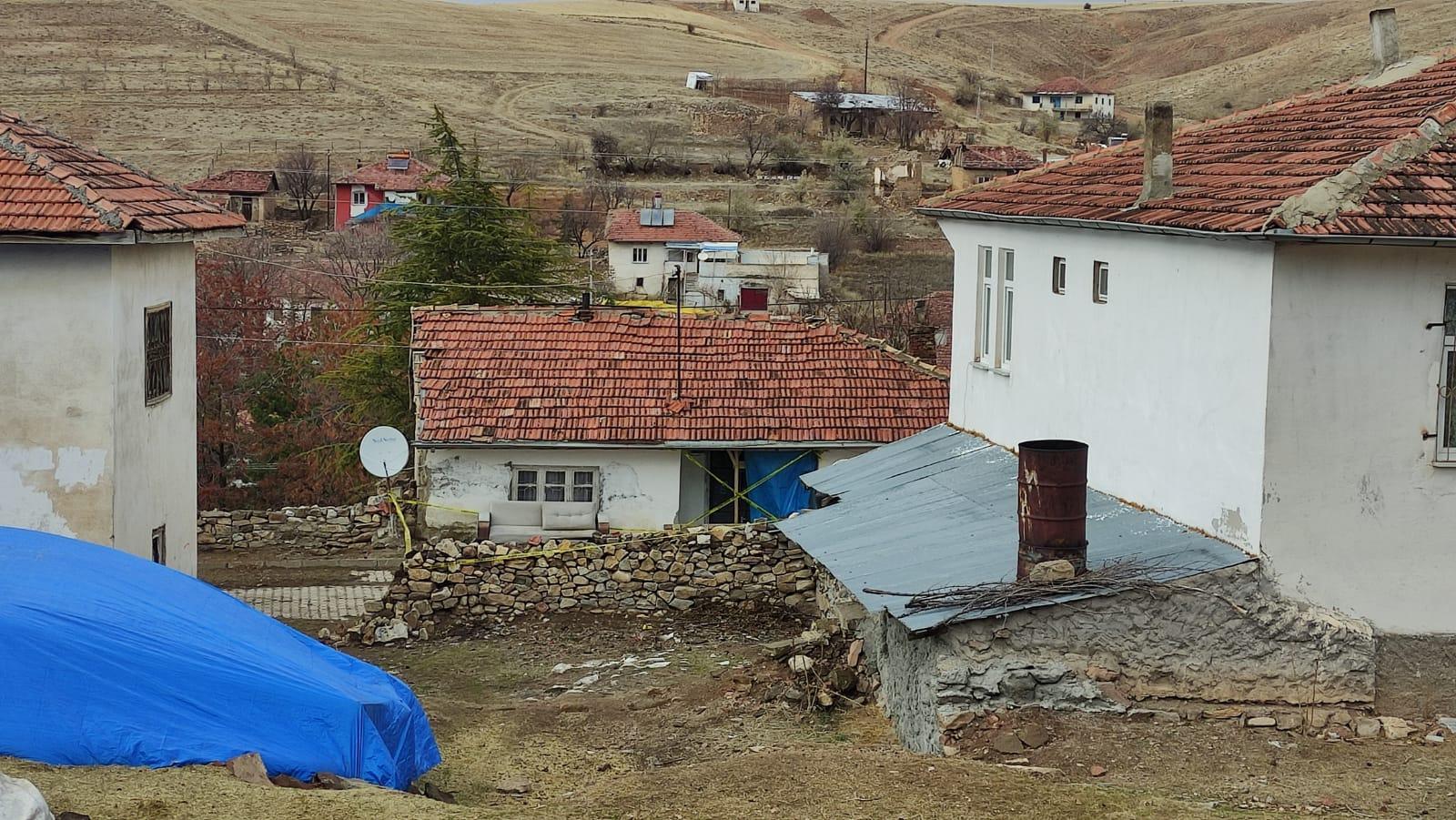 1 aylık bebeğini bıçaklayıp, sobada yakarak öldürdü