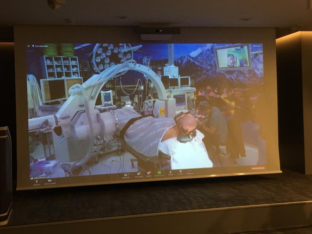 Türkiyede ilk canlı beyin pili ameliyatı kursu; doktorlar ameliyat etti, kursiyerler izledi