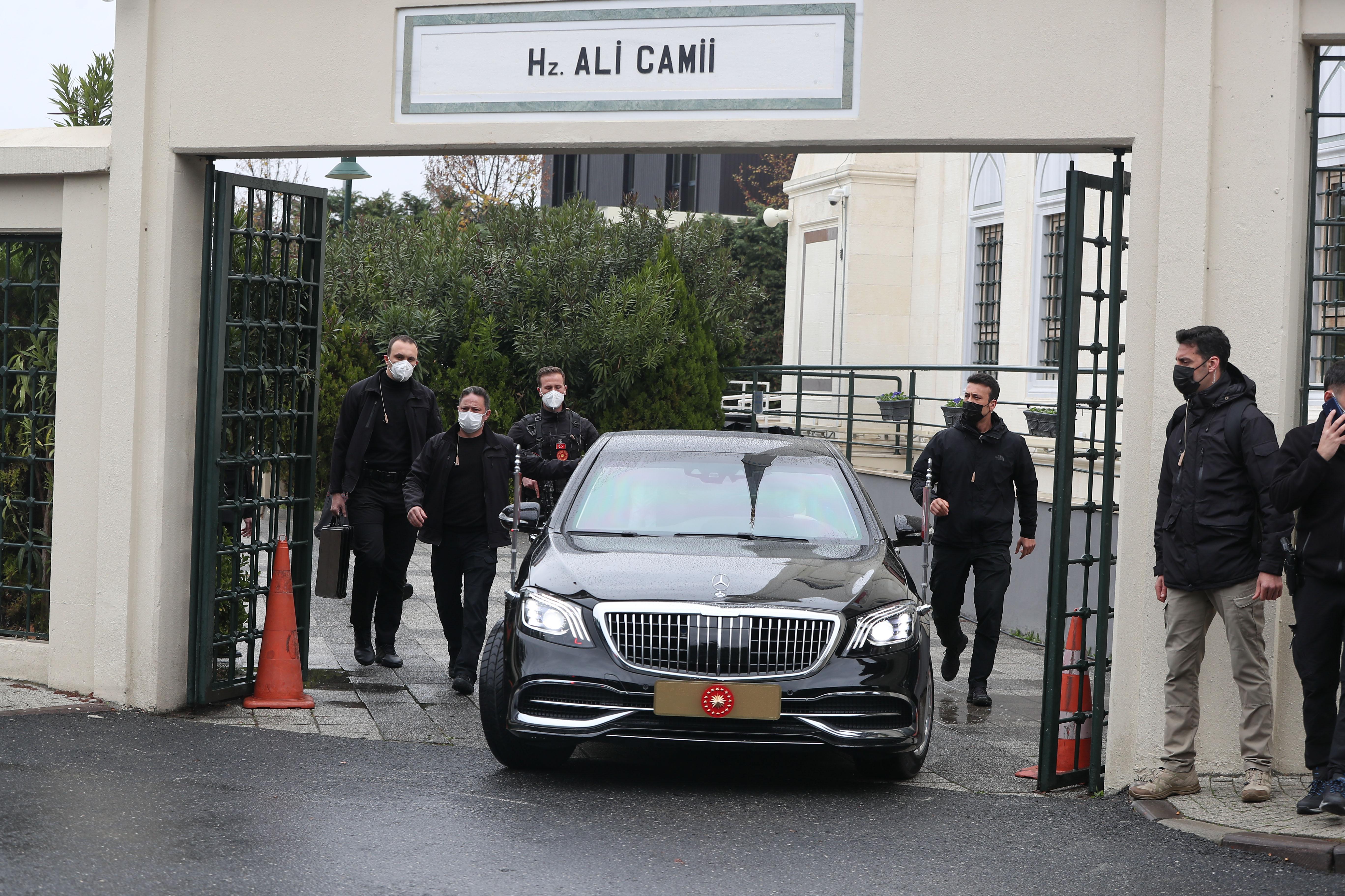 Cumhurbaşkanı Erdoğan cuma namazını Hz. Ali Camiinde kıldı