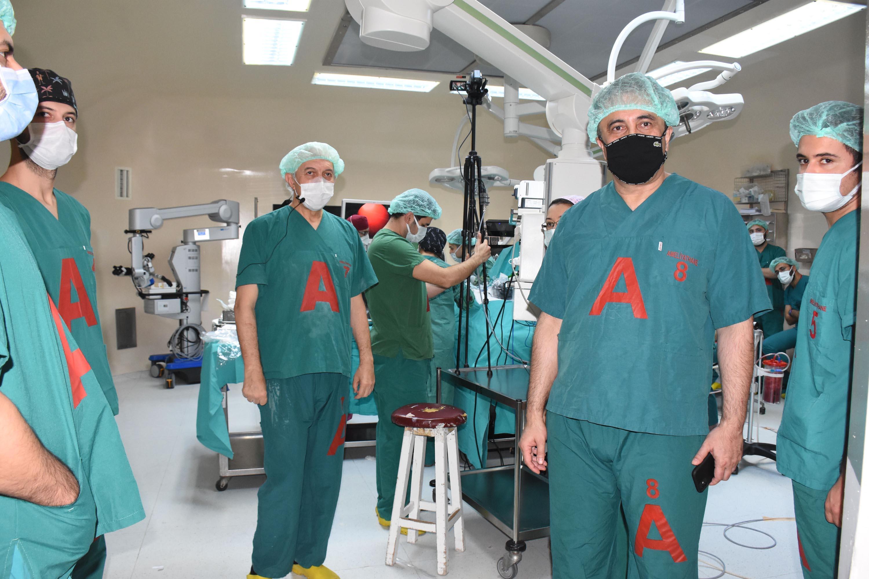 Beyin tümörü bulunan hastaya burundan girilerek interaktif ameliyat