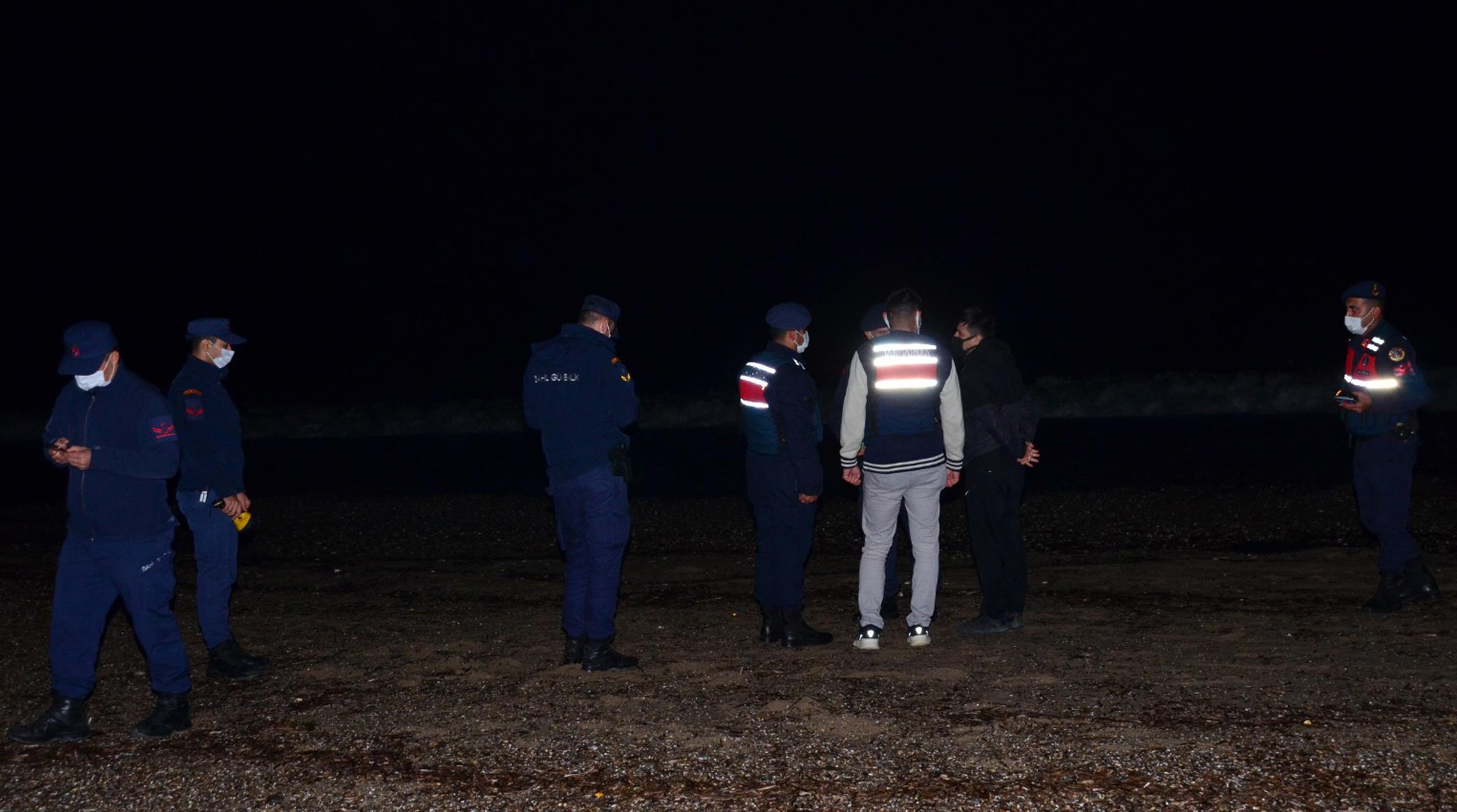 Kaçak göçmenler, Kıbrısa gitmek için bindikleri tekneden denize atıldı