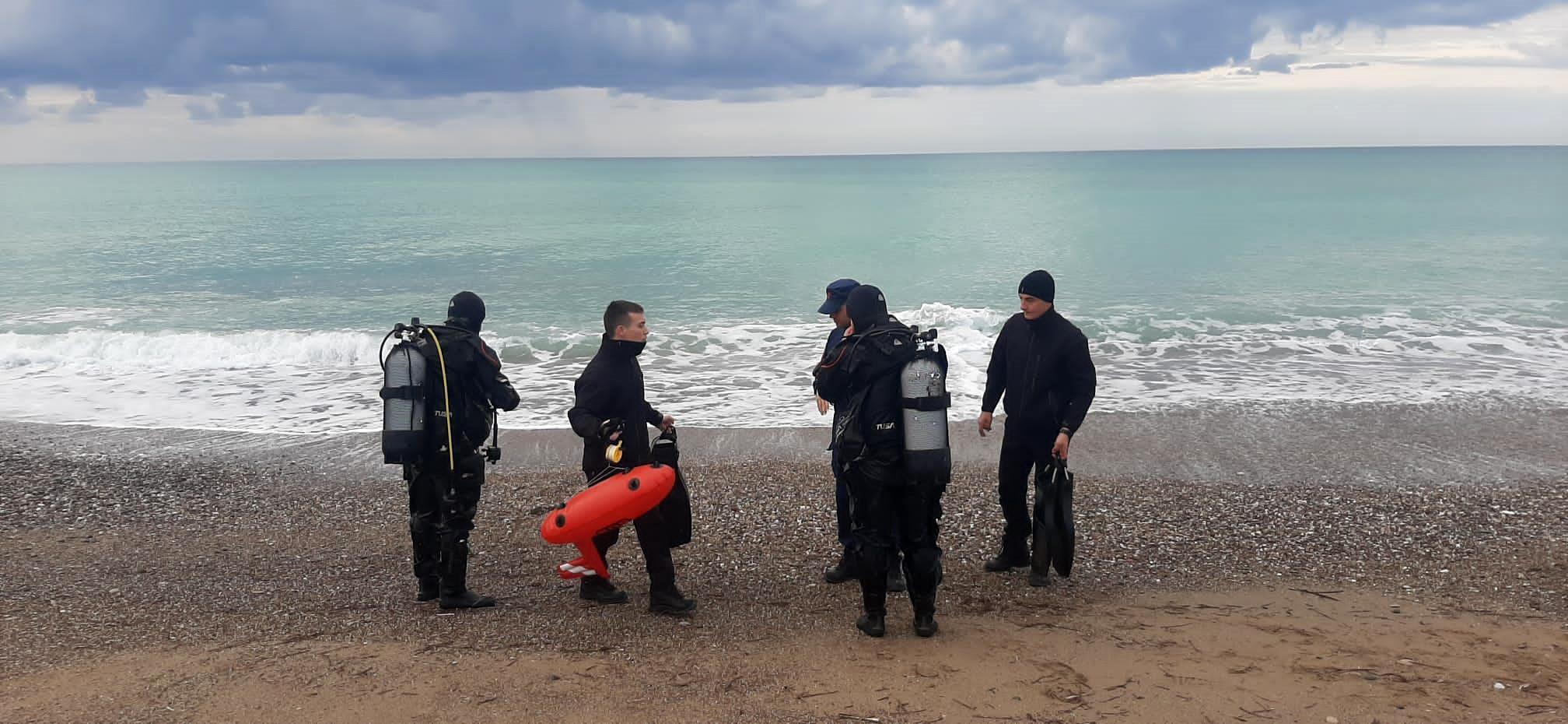 Kaçak göçmenler, Kıbrısa gitmek için bindikleri tekneden denize atıldı