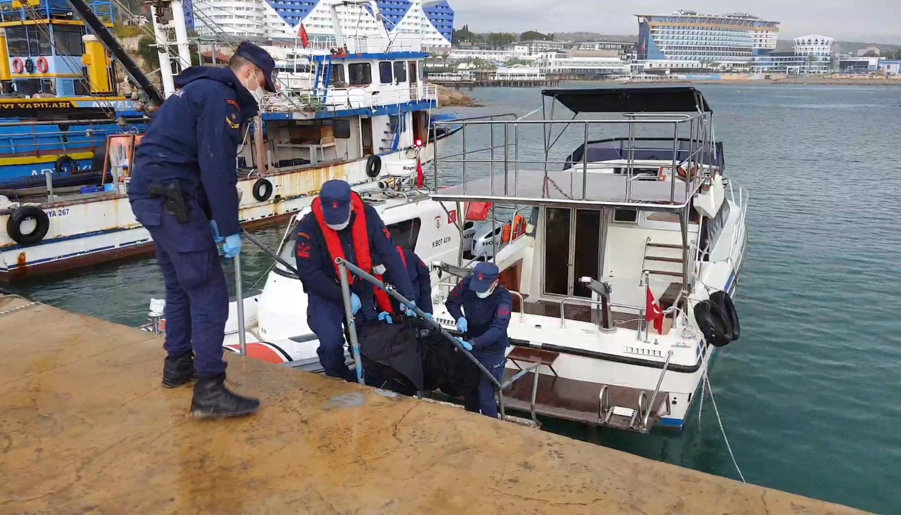 Kaçak göçmenler, Kıbrısa gitmek için bindikleri tekneden denize atıldı