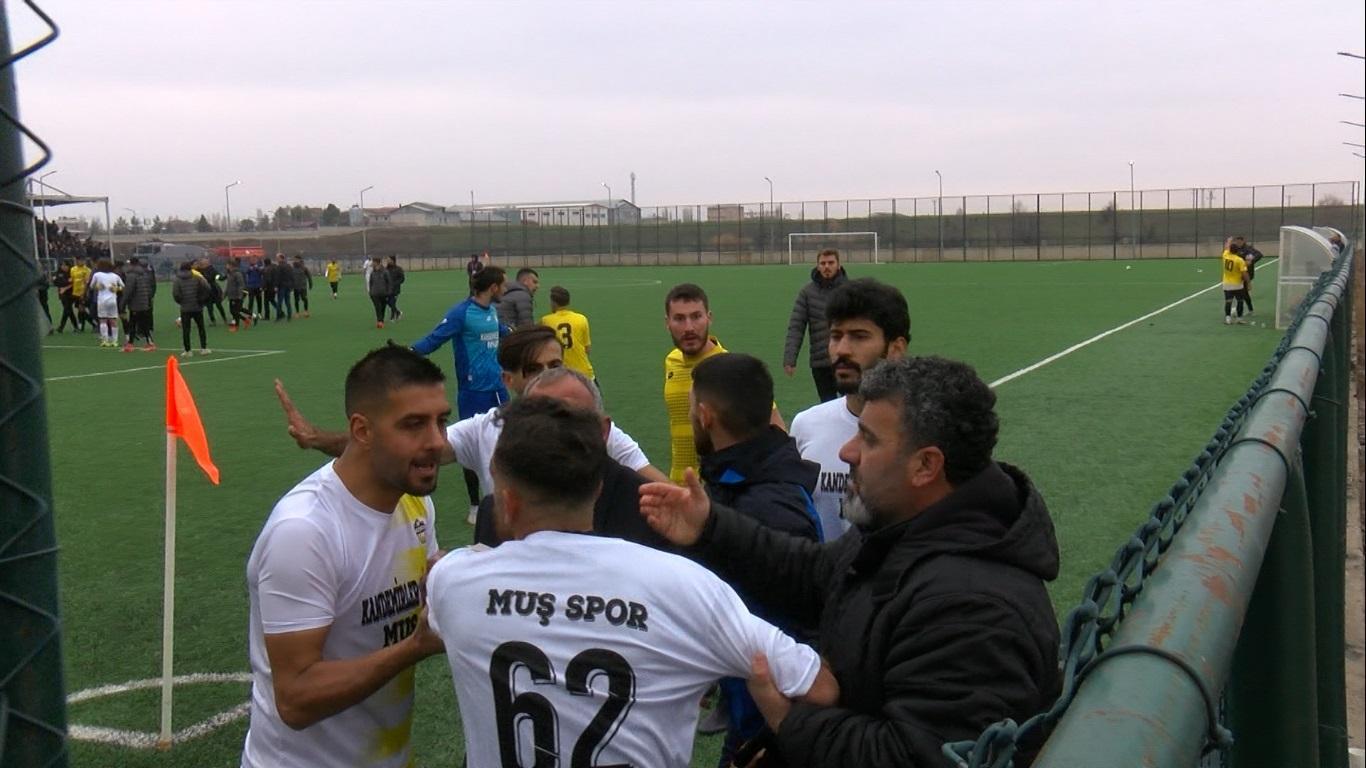Dostluk mesajları verilen futbol maçında arbede çıktı