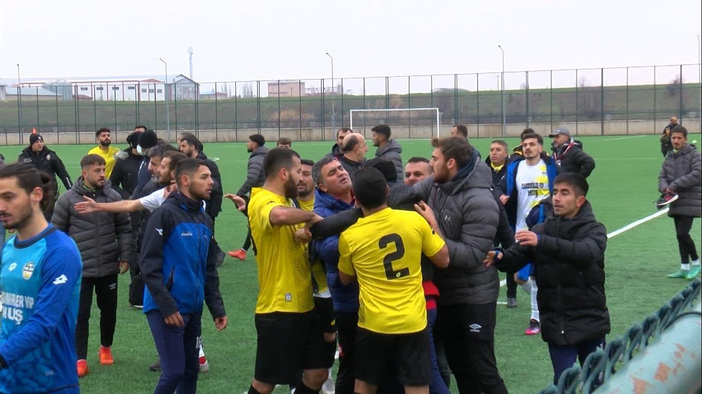 Dostluk mesajları verilen futbol maçında arbede çıktı