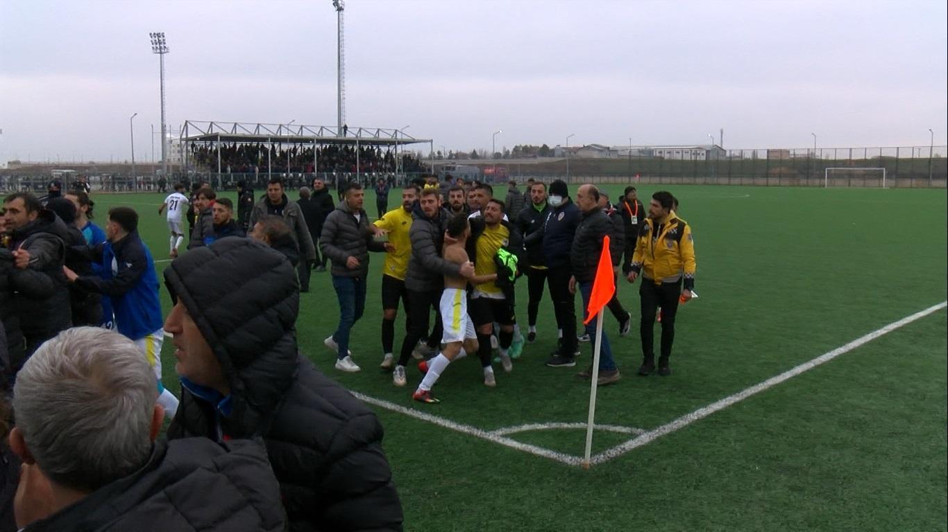 Dostluk mesajları verilen futbol maçında arbede çıktı