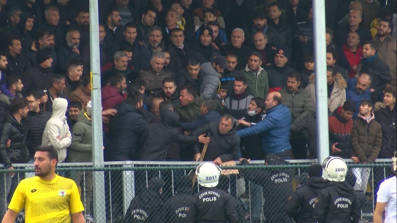 Dostluk mesajları verilen futbol maçında arbede çıktı