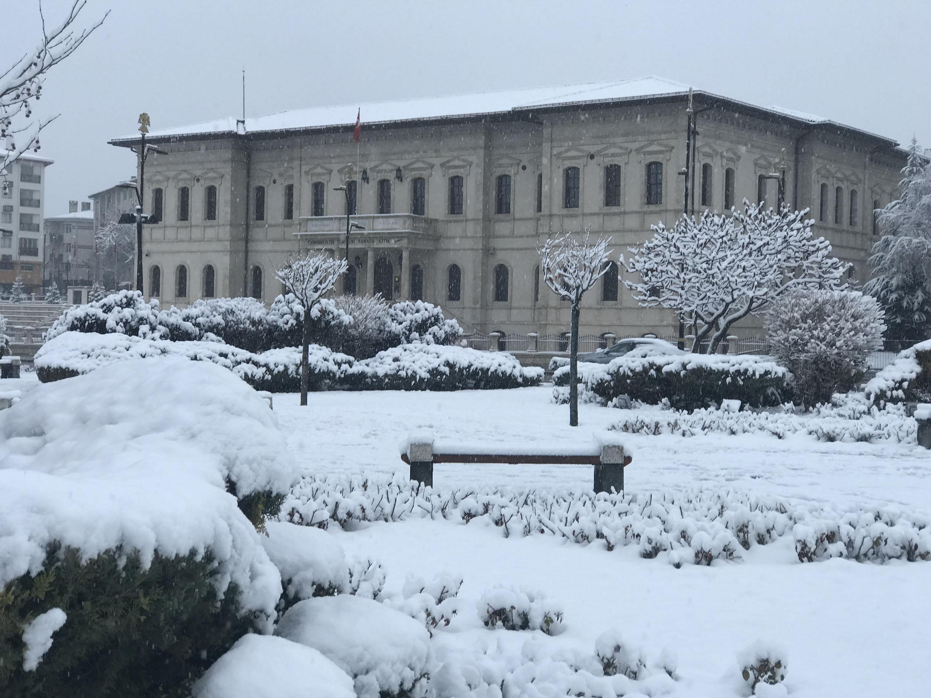 Sivasta kar yağışı etkili oluyor