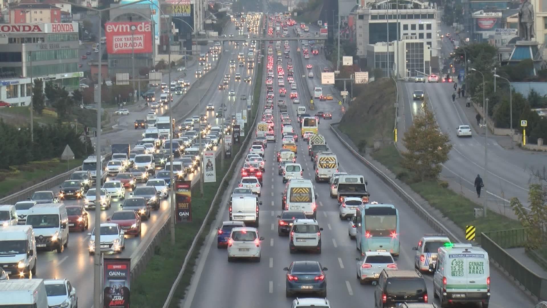 Kısıtlamalar sonrası çileye dönüşen İstanbul trafiğinde servis faktörü