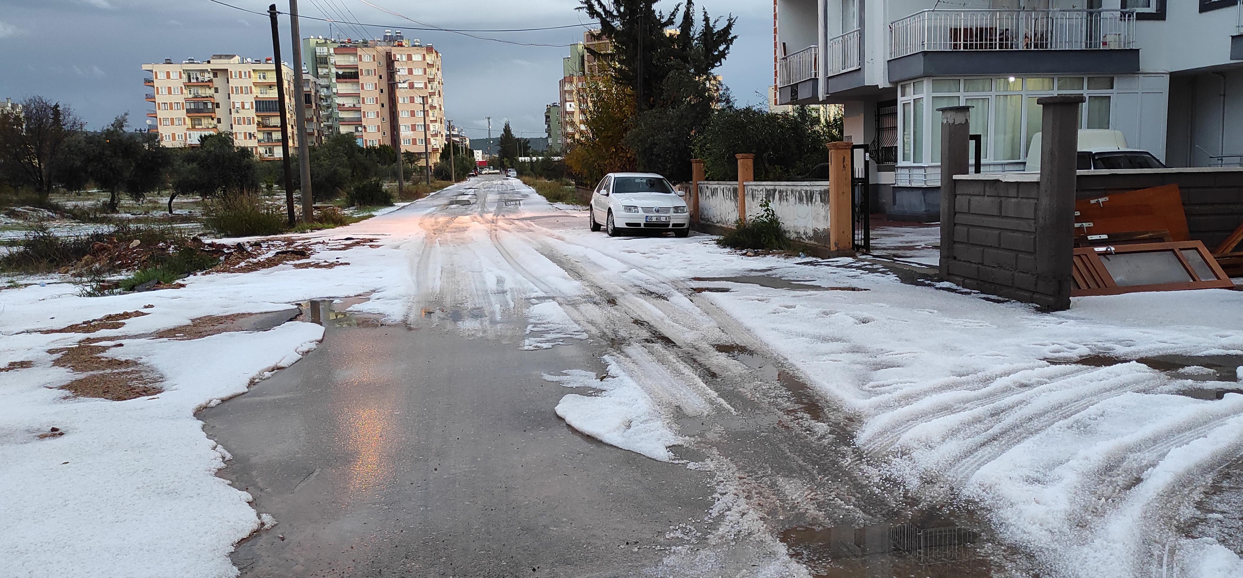 Turuncu kod ile uyarılan Antalyaya dolu yağdı