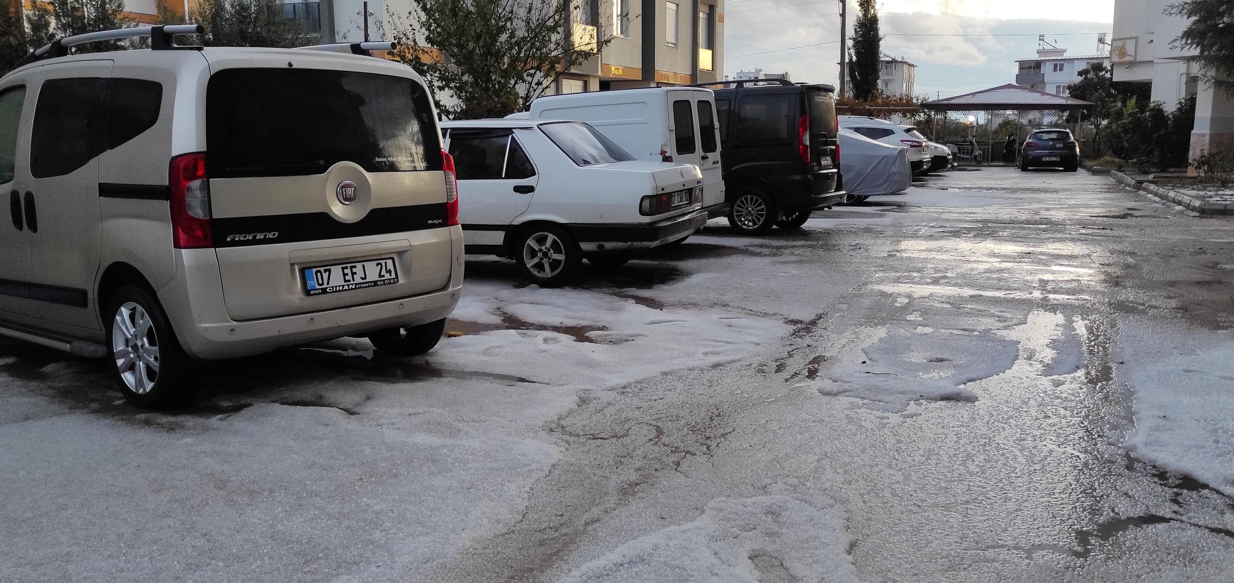 Turuncu kod ile uyarılan Antalyaya dolu yağdı