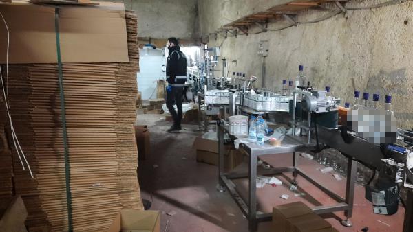 Kocaeli’de depoya kaçak etil alkol baskını: 4 gözaltı