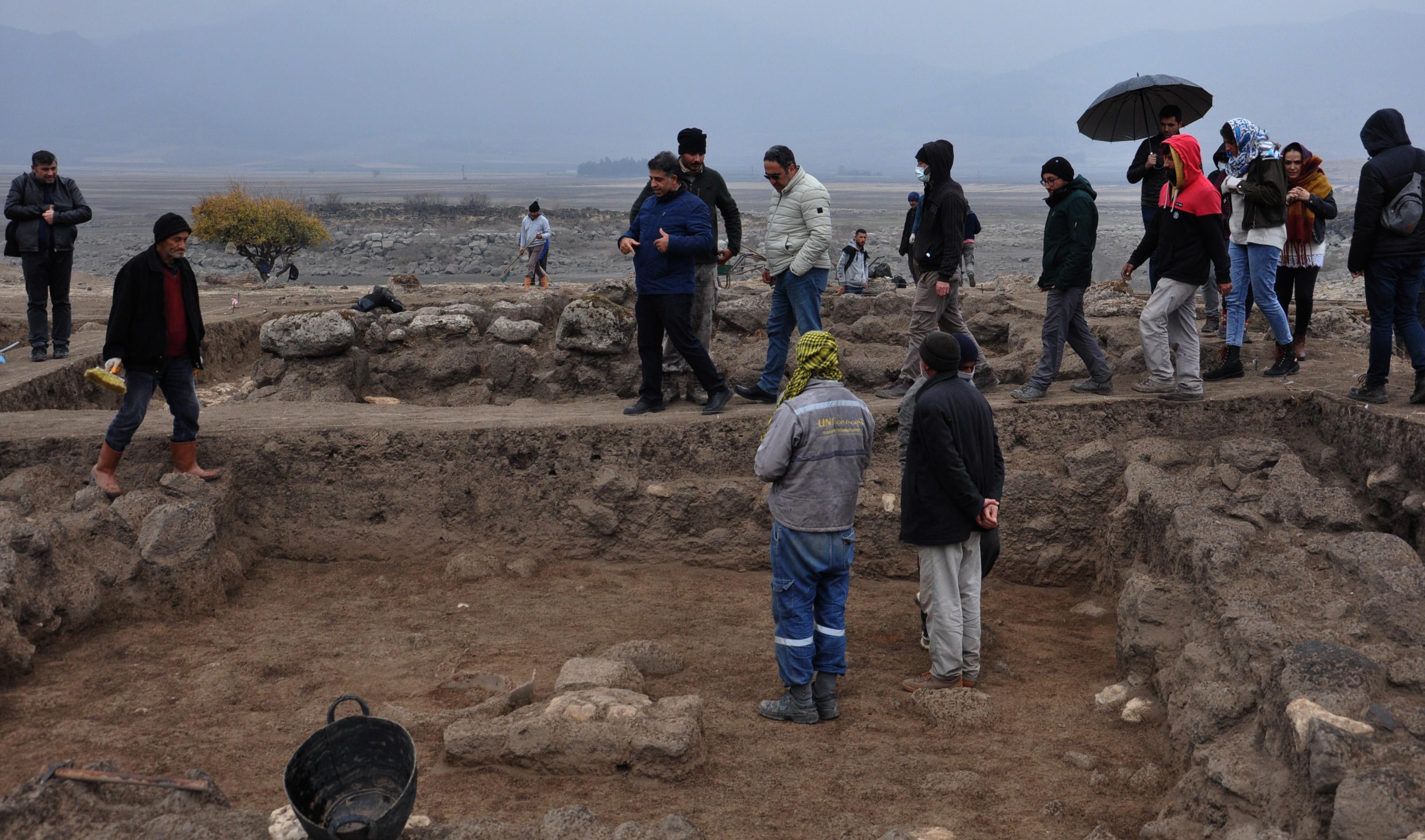 Taşlıgeçit Höyüğünde, Roma dönemine ait parfüm şişesi bulundu