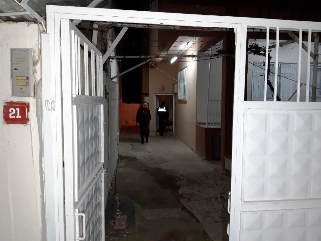 Yatak odasındaki 250 bin liralık ziynet eşyasını çaldılar