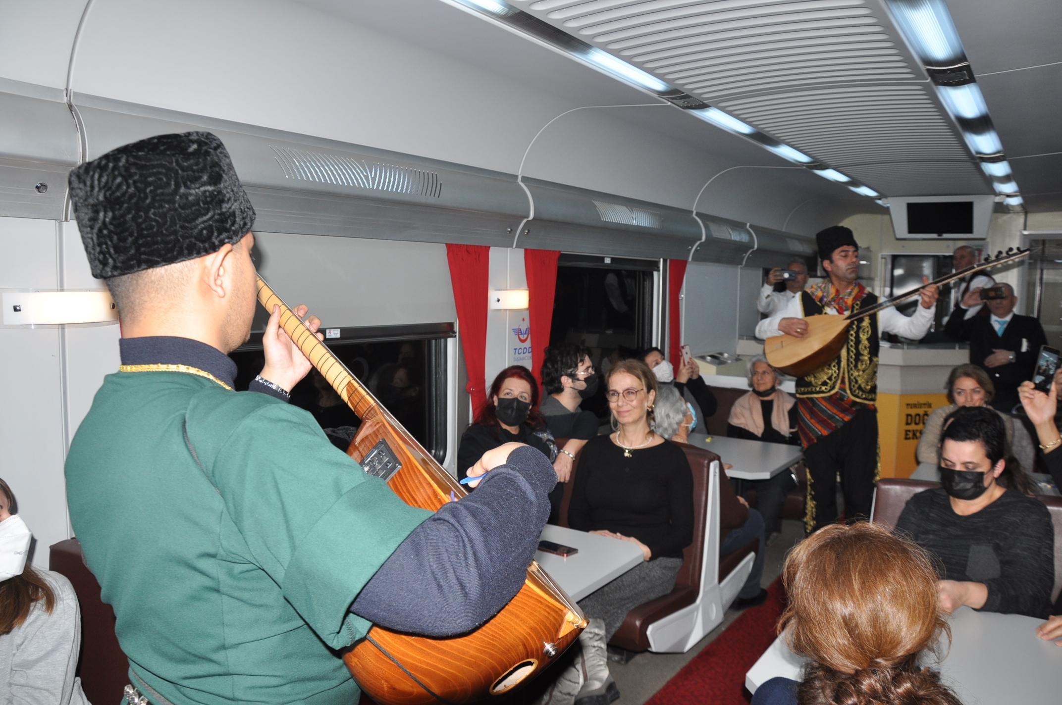 Turistik Doğu Ekspresi yolcularına sazlı-sözlü karşılama