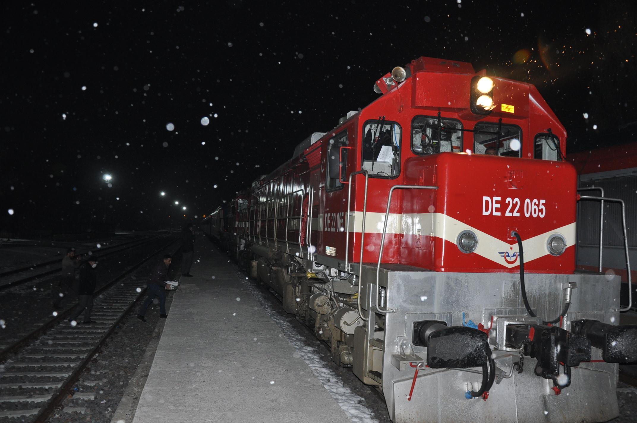 Turistik Doğu Ekspresi yolcularına sazlı-sözlü karşılama