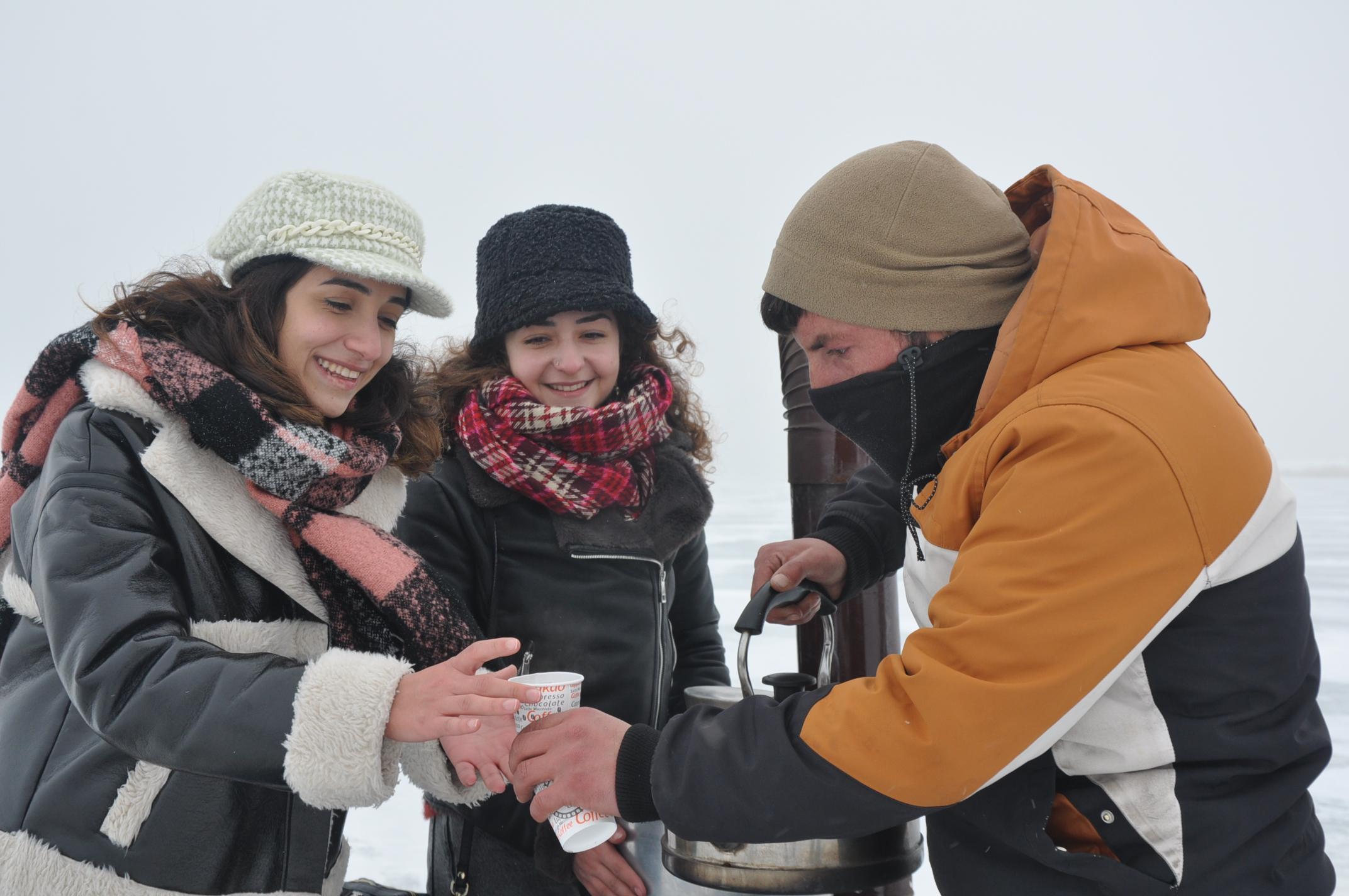 Turistik Doğu Ekspresi yolcularına sazlı-sözlü karşılama