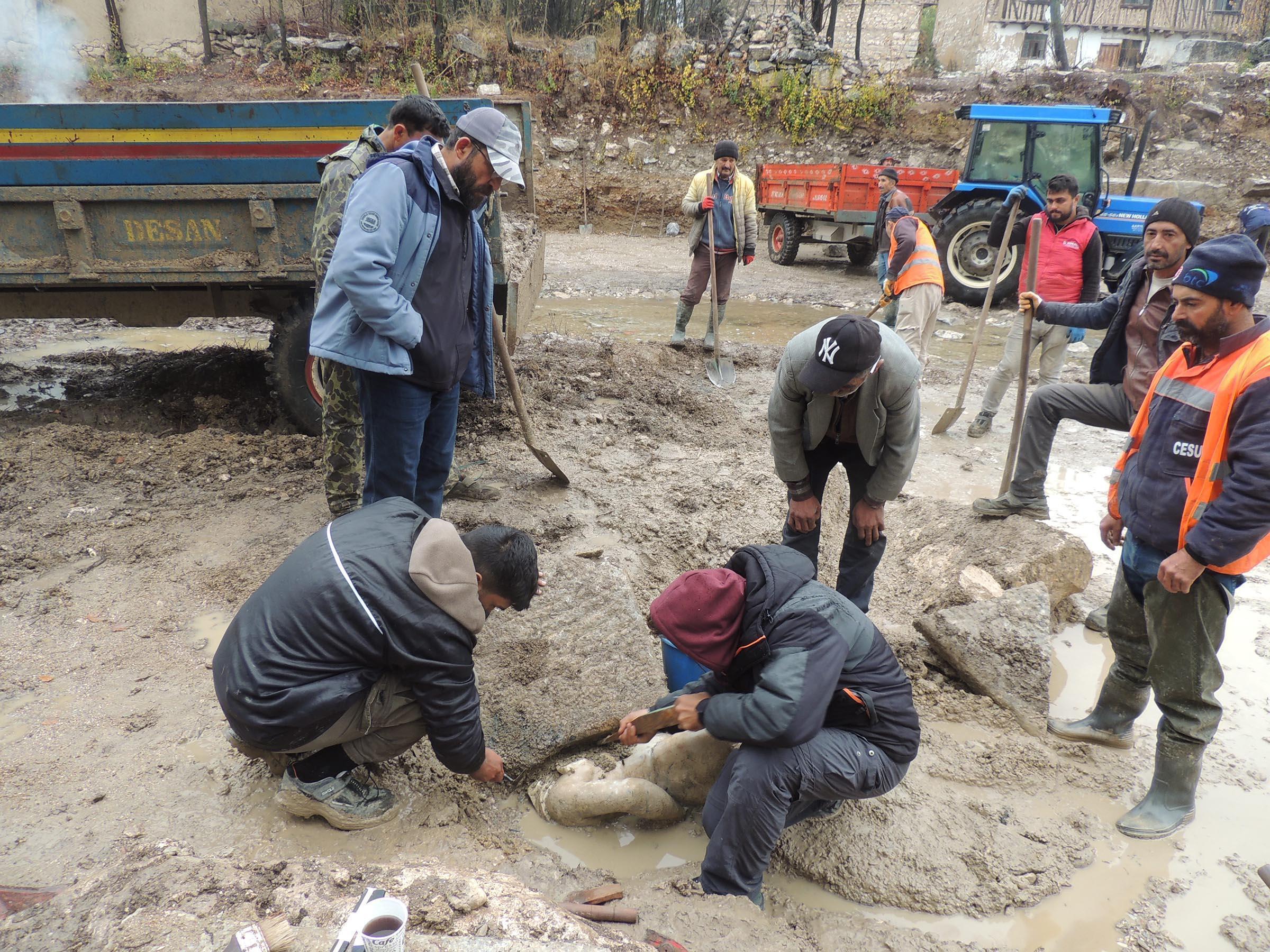 Aizanoi Antik Kenti kazısında Herkülün mermer heykeli bulundu