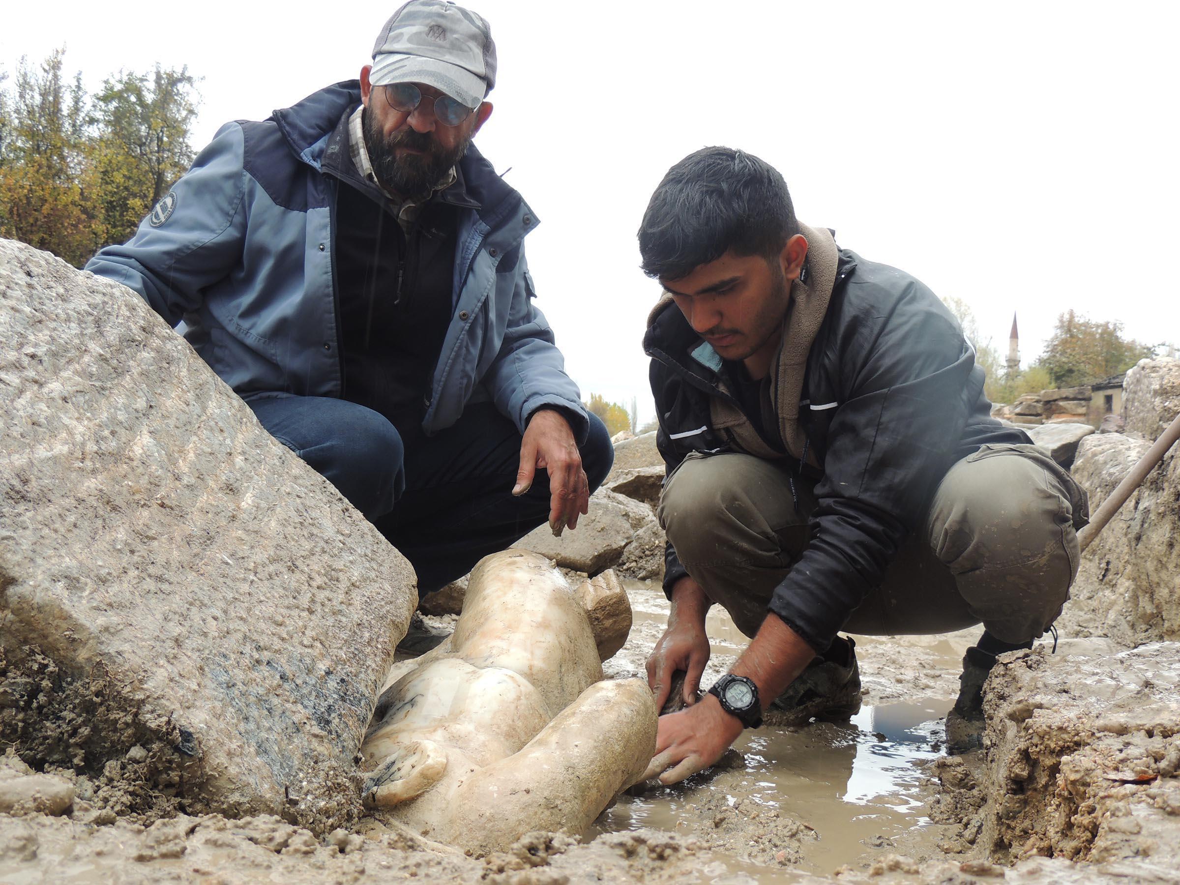 Aizanoi Antik Kenti kazısında Herkülün mermer heykeli bulundu