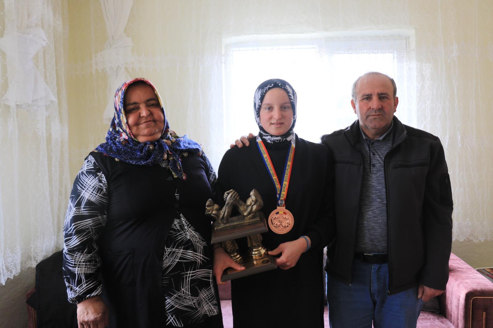 Esma, odun kırıp, tarla sürerek dünya üçüncüsü oldu