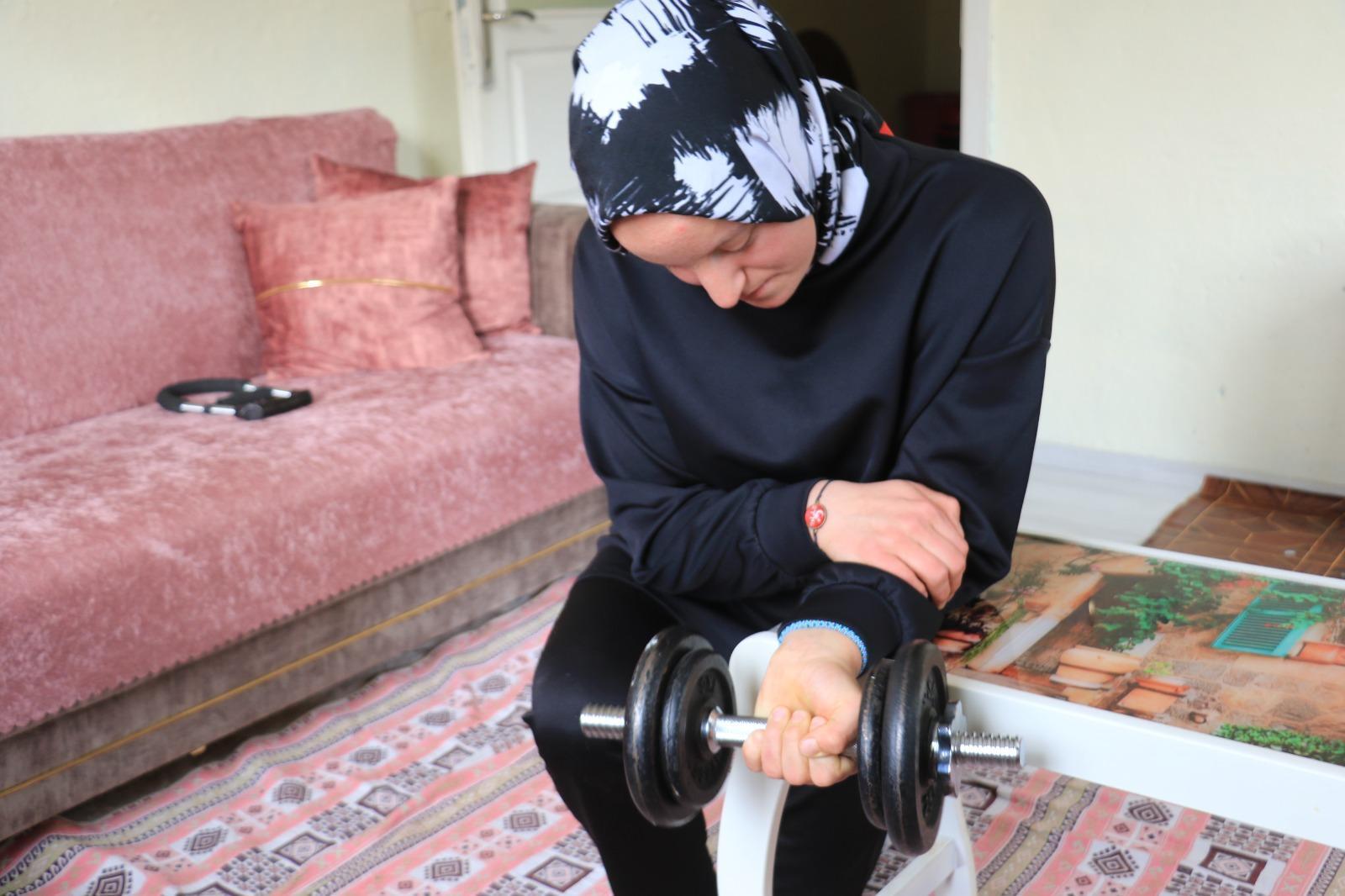 Esma, odun kırıp, tarla sürerek dünya üçüncüsü oldu