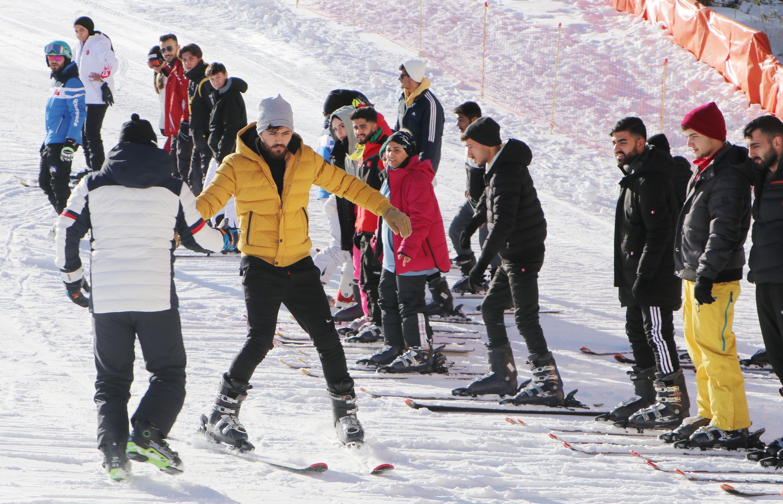 Herkesin günlük bin lira ödeyip yapabildiği kayağı onlar ders olarak işliyor