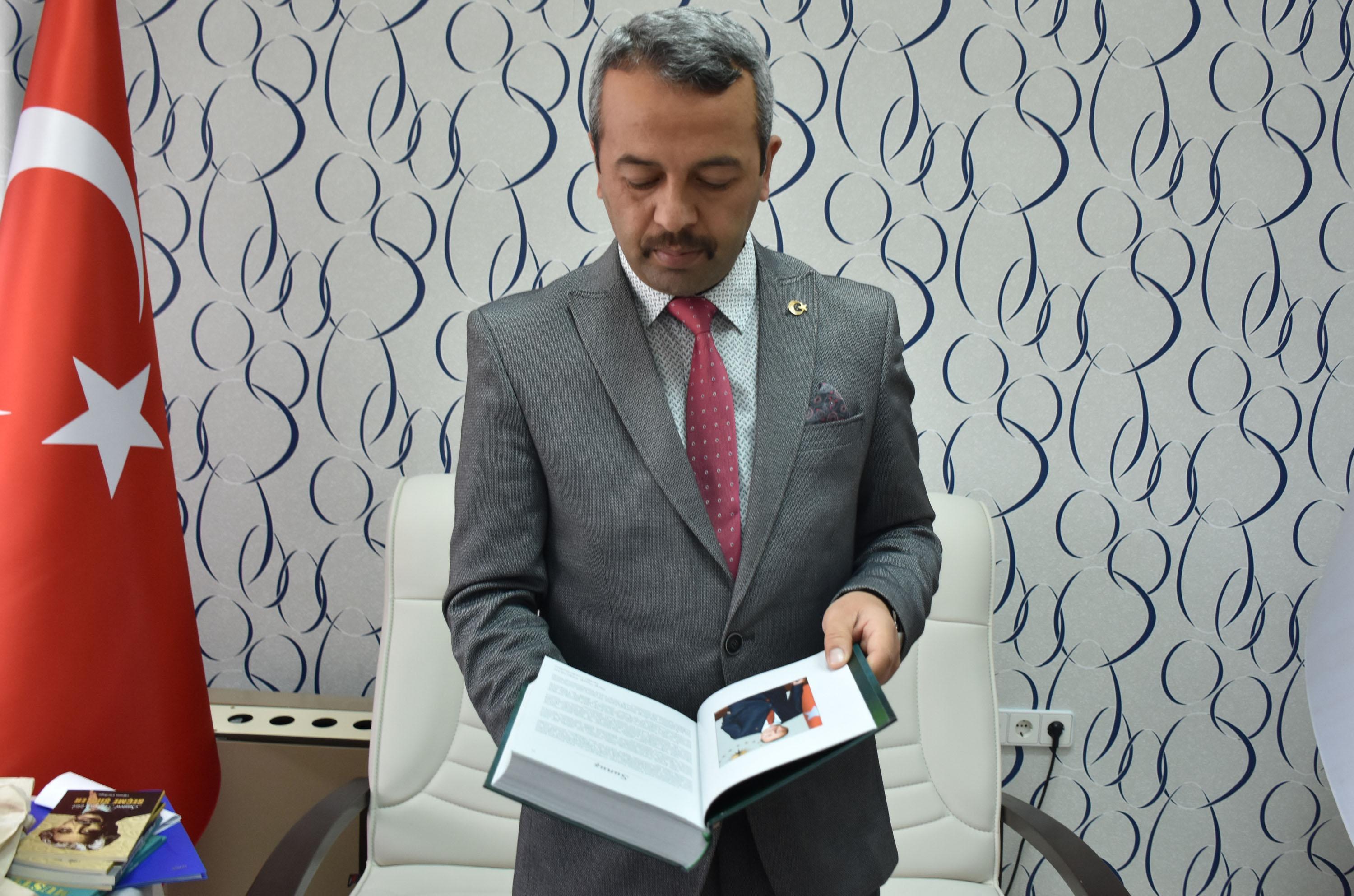 Dede Korkut hikayelerini şiirleştirdiği kitabının ön sözünü Cumhurbaşkanı Erdoğan yazdı