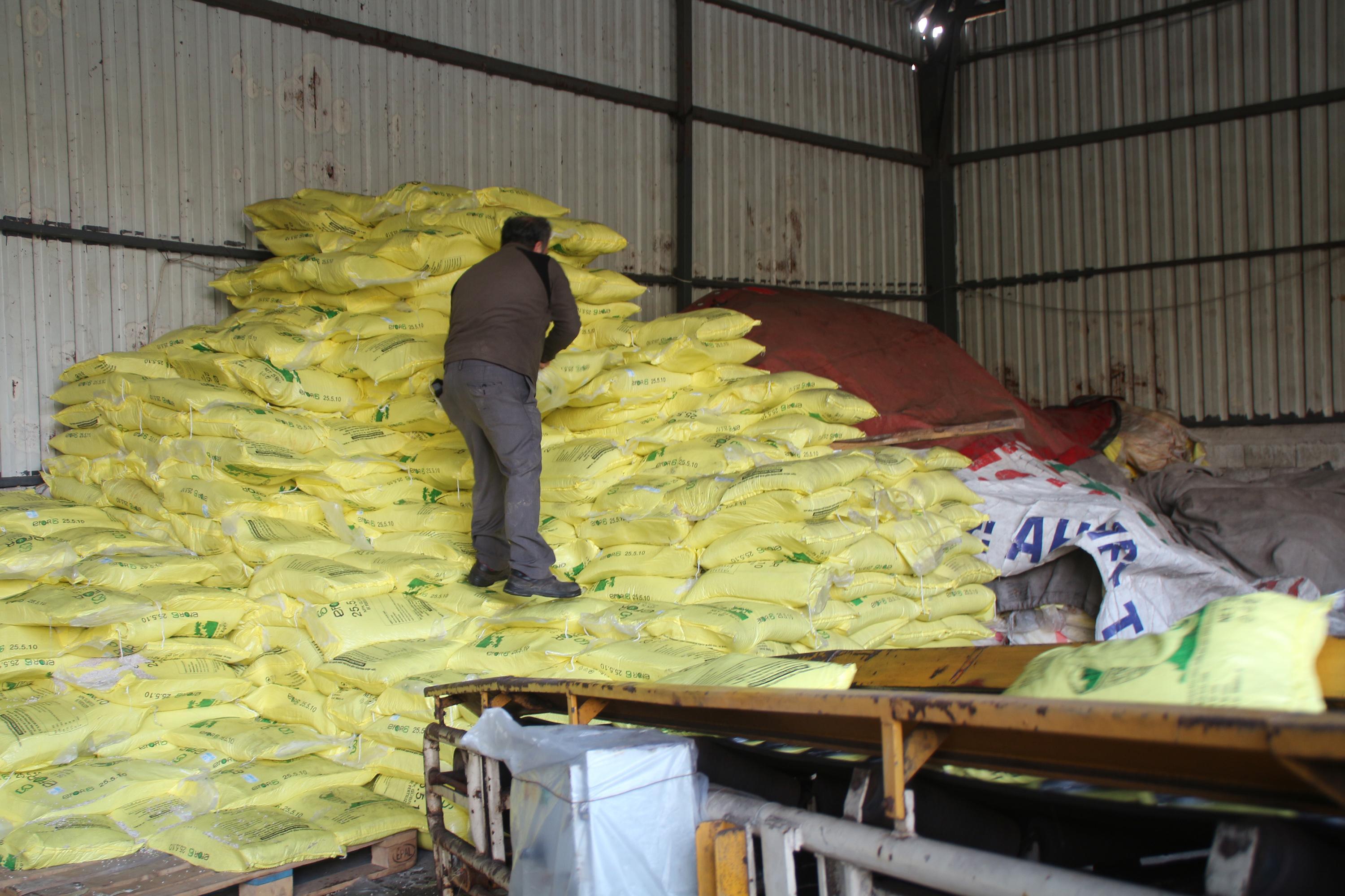 Kur artışına rağmen gübreyi eski fiyattan satışa başladı, üreticiler akın etti