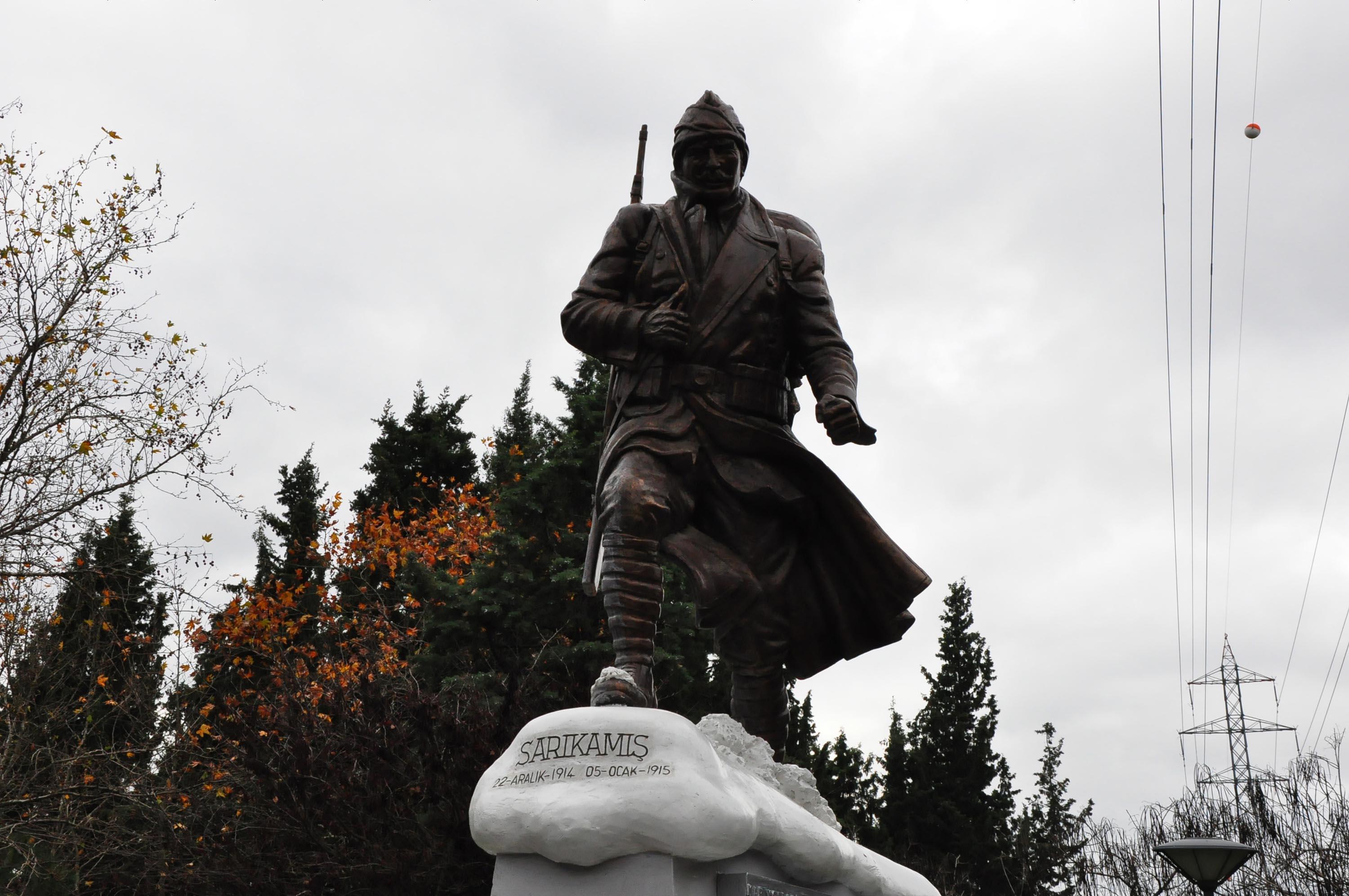 Manisada Sarıkamış Şehitleri anısına yaptırılan anıt açıldı