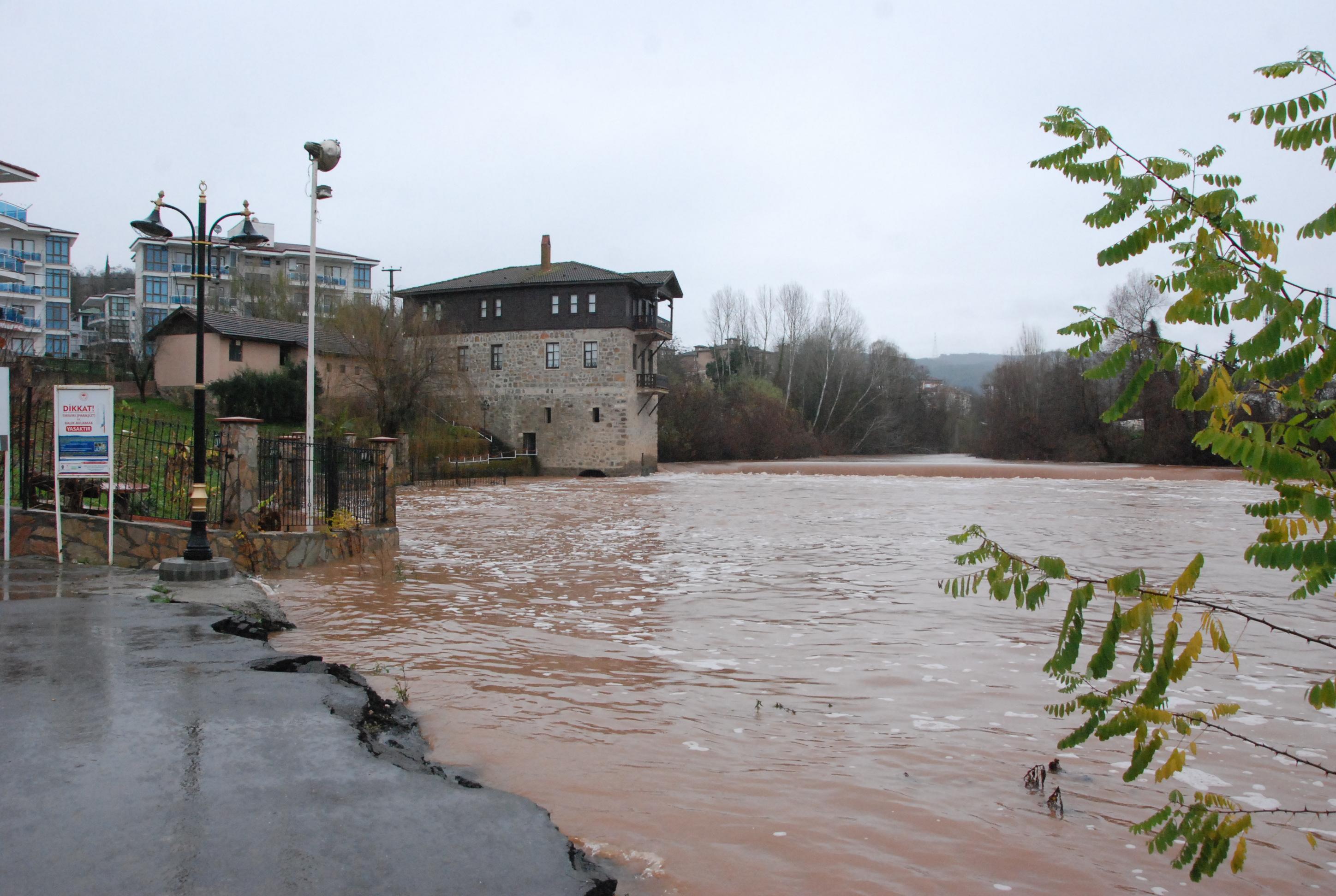 Bartın Irmağı taşma noktasına geldi; köylere ulaşım sağlanan köprü kapatıldı