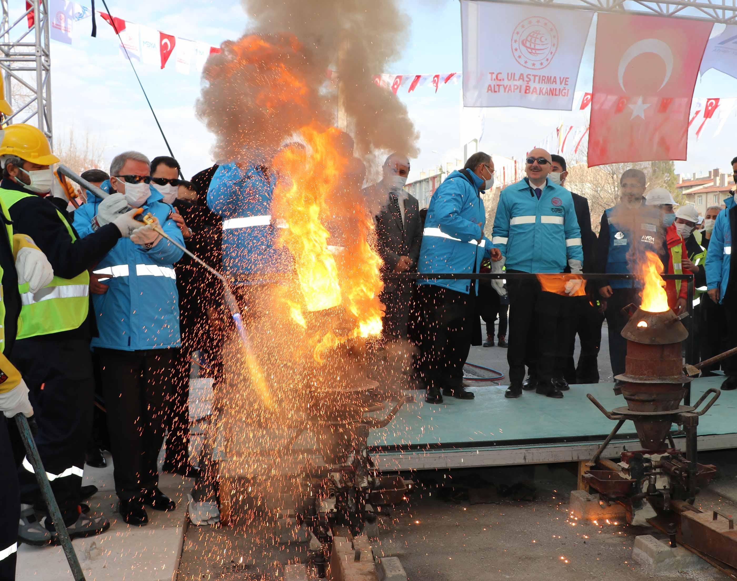 Bakanlar Karaismailoğlu ve Akar, tramvay hattı ilk ray kaynak törenine katıldı